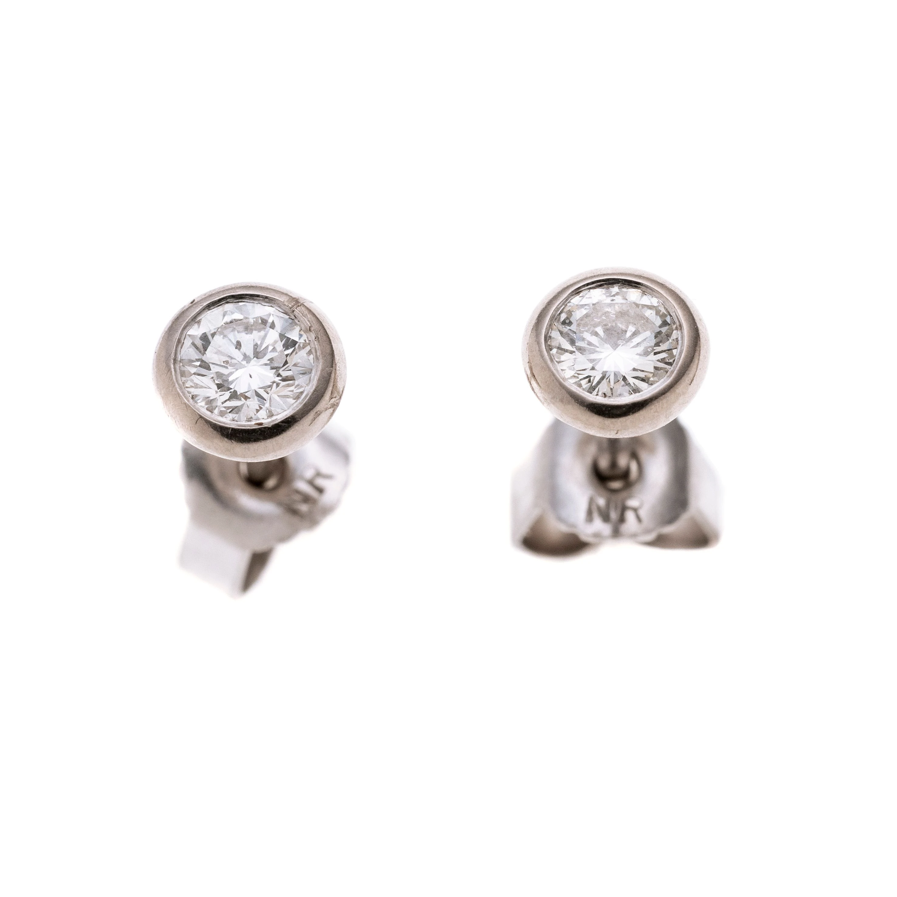 Je ein 0.16 ct. Brillant in Zargenfassung.