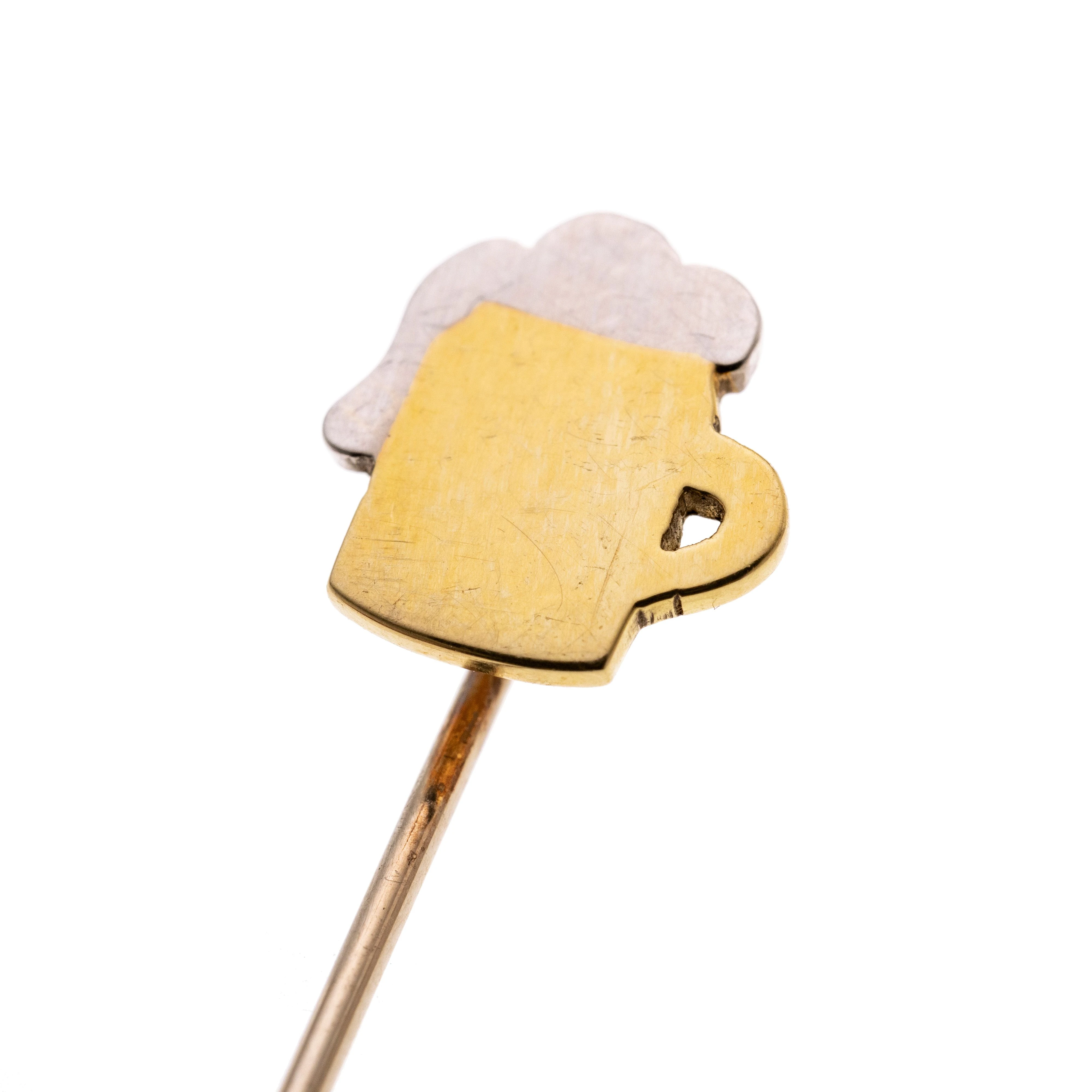 Ein Bierkrug mit Schaum aus Weißgold.