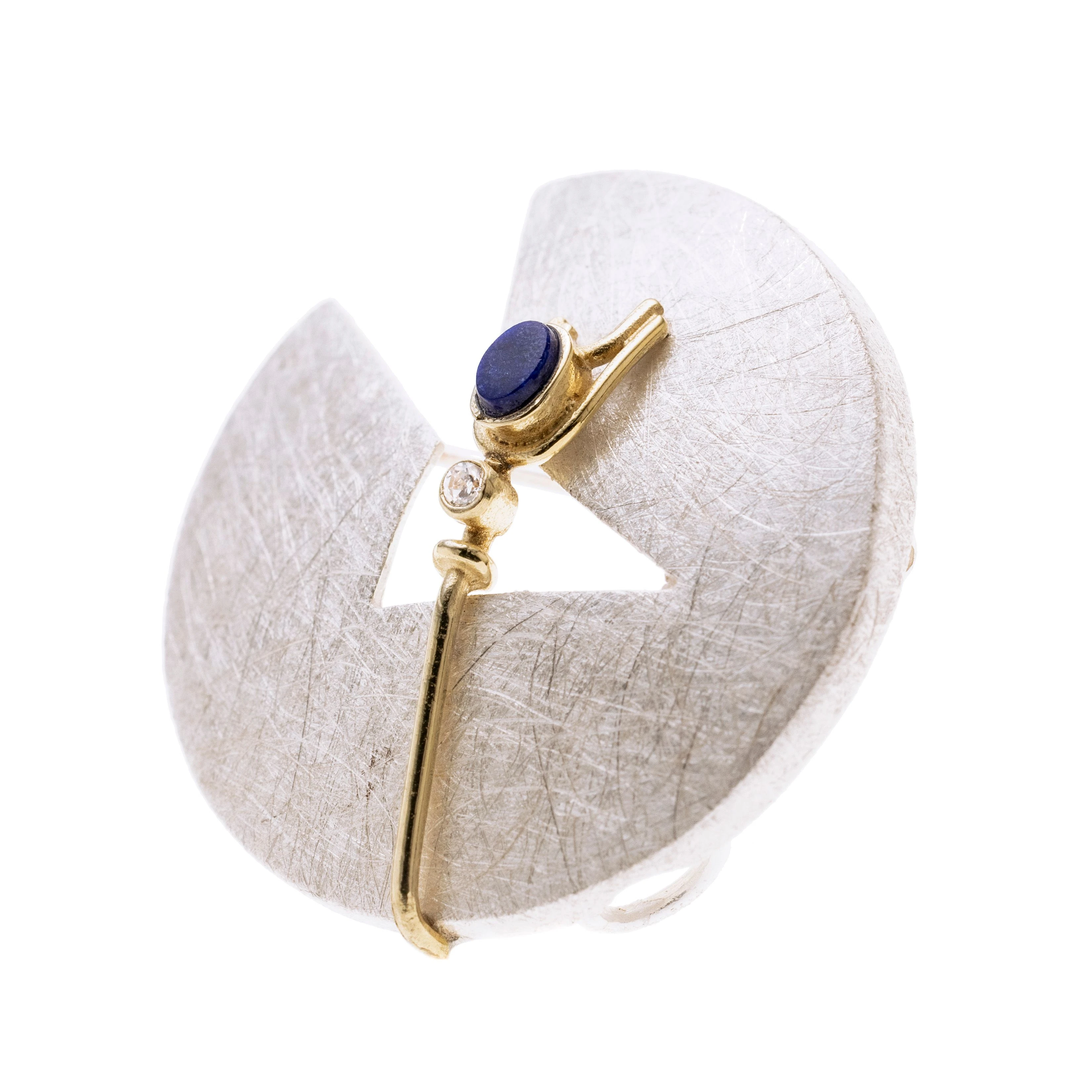 Eine eismattierte viertel ausgesparte Scheibe mit einer goldenen Blume, besetzt mit einem Zirkonia und Lapislazuli. Signiert