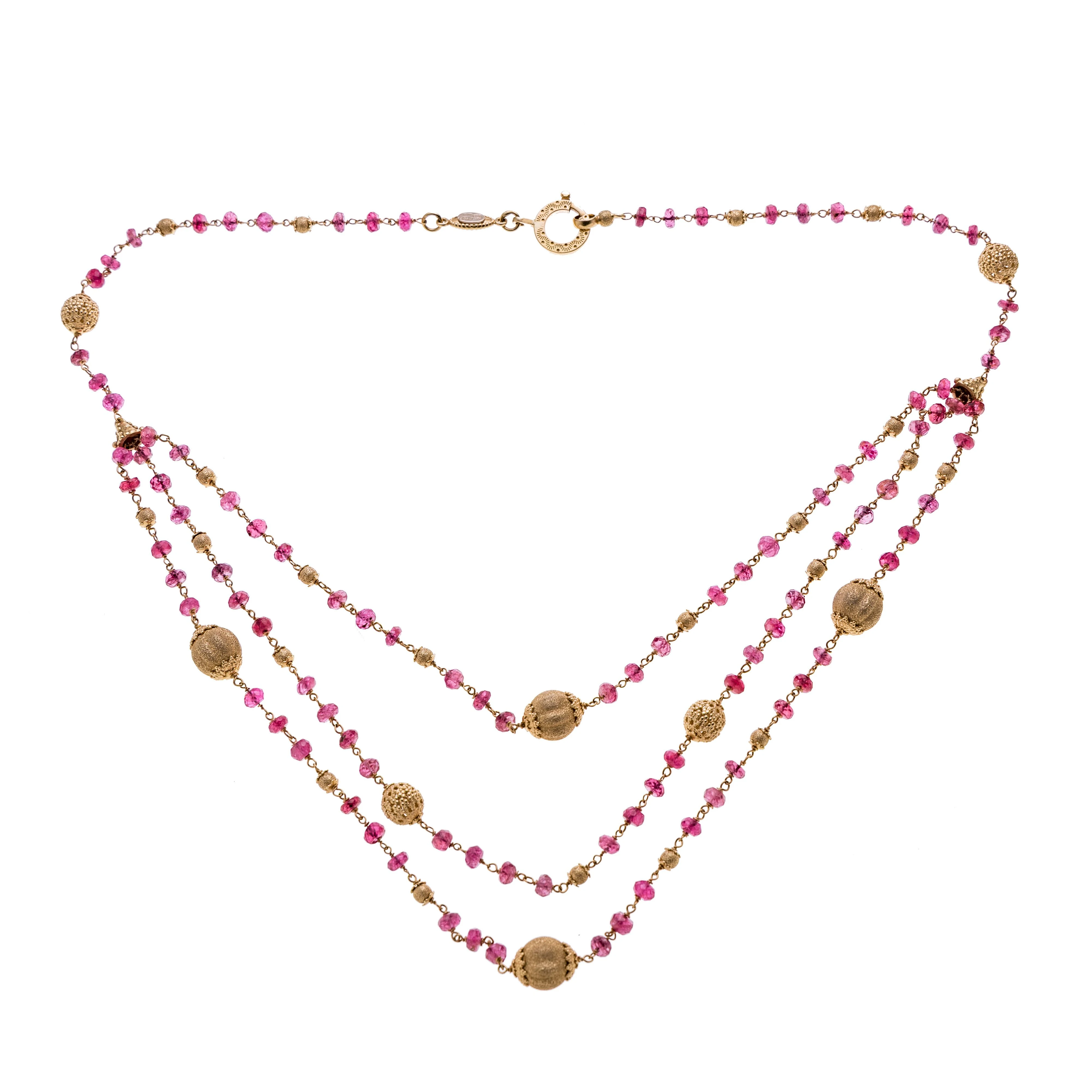 Ein Wasserfall-Collier gefertigt aus 750/- Gelbgold mit facettierten Rubinkügelchen und 28 Gelbgold-Kugeln unterschiedlicher Muster. Verzierter Karabinerhaken.