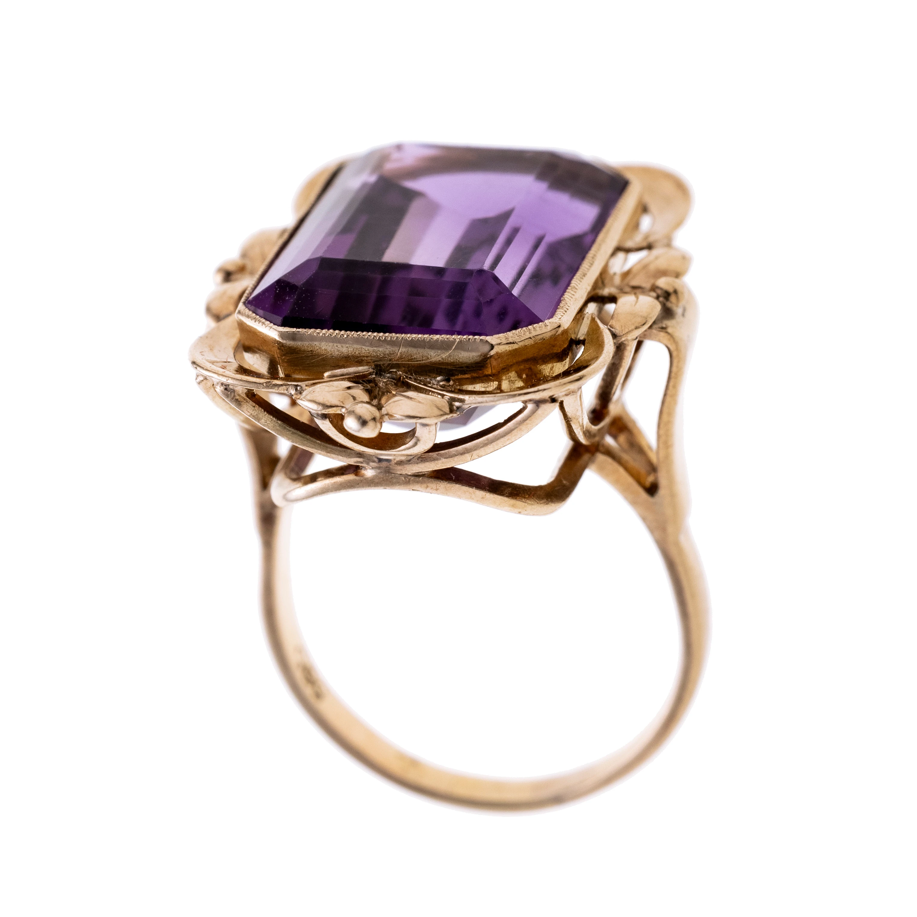 Ein Damenring gefertigt aus 585/- Gelbgold mit einem Amethyst von ca. 12,7 ct in einer Zargenfassung mit einem opulent-verspielten Rahmen.