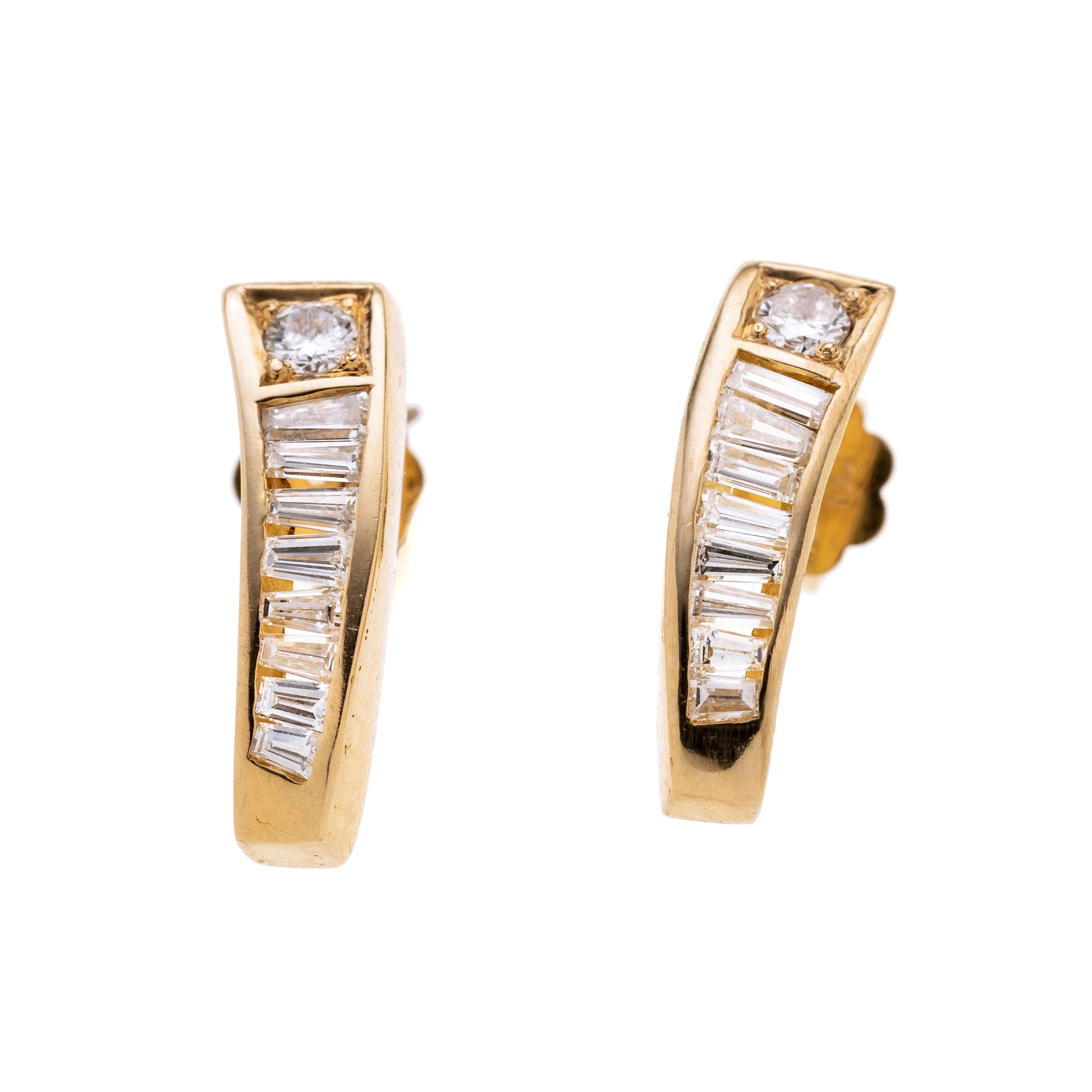 Je ein leicht gebogener Steg besetzt mit einem Brillanten ca. 0.08 ct. und 8 Diamanten im Trapez schliff im Verlauf.