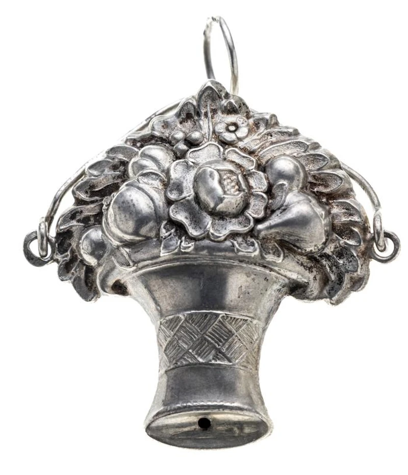 Ein  Miederkörbchen mit Blumen und Früchten (13 Lot). Mit der Öse ca. 4,5 cm lang und ca. 3,7 cm breit.
