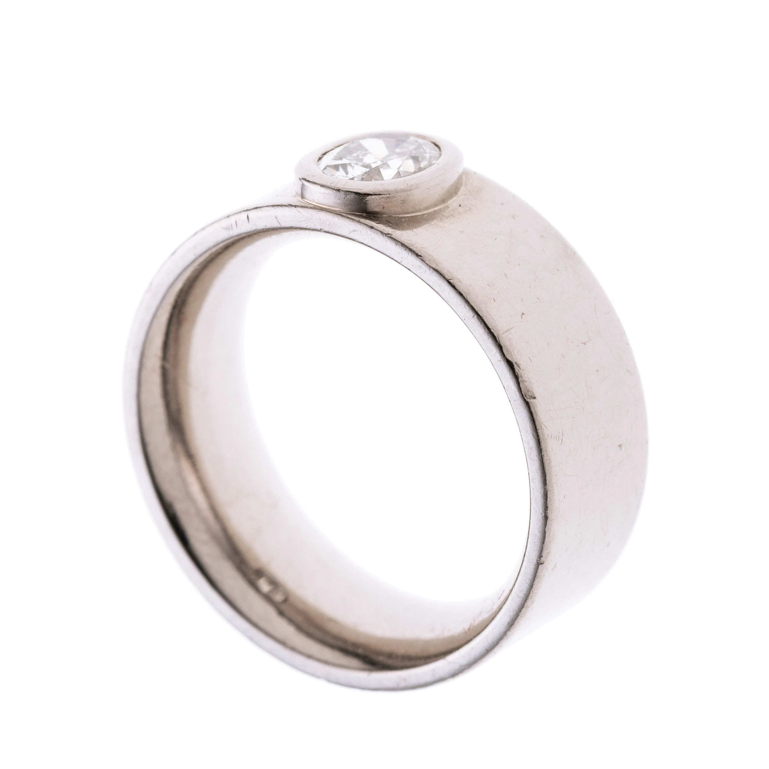 Ein Bandring mit einem ovalen Diamanten in Zargenfassung