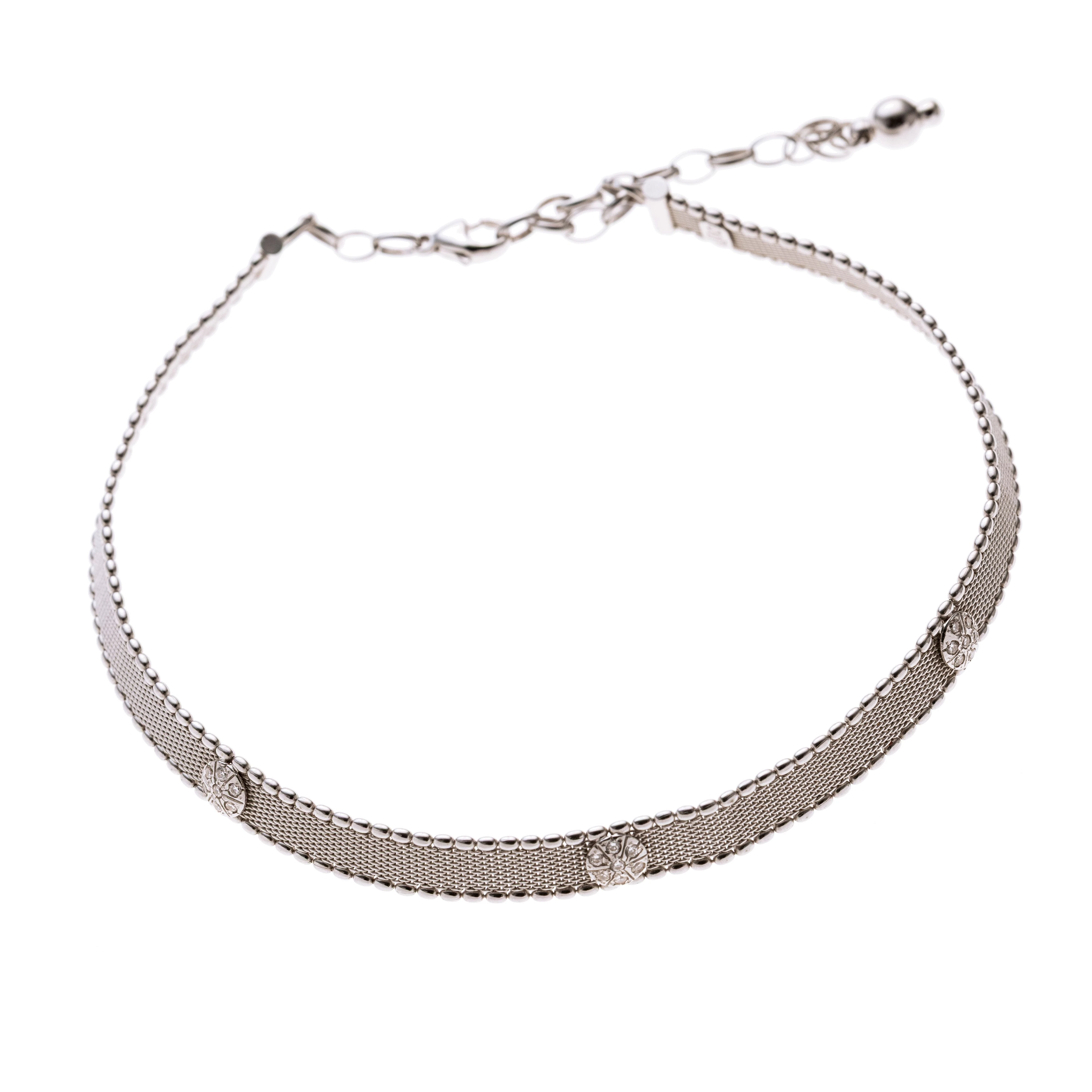 Ein Kropfband Collier mit drei runden Elementen mittig welche mit je 7 Brillanten ausgefasst sind.
