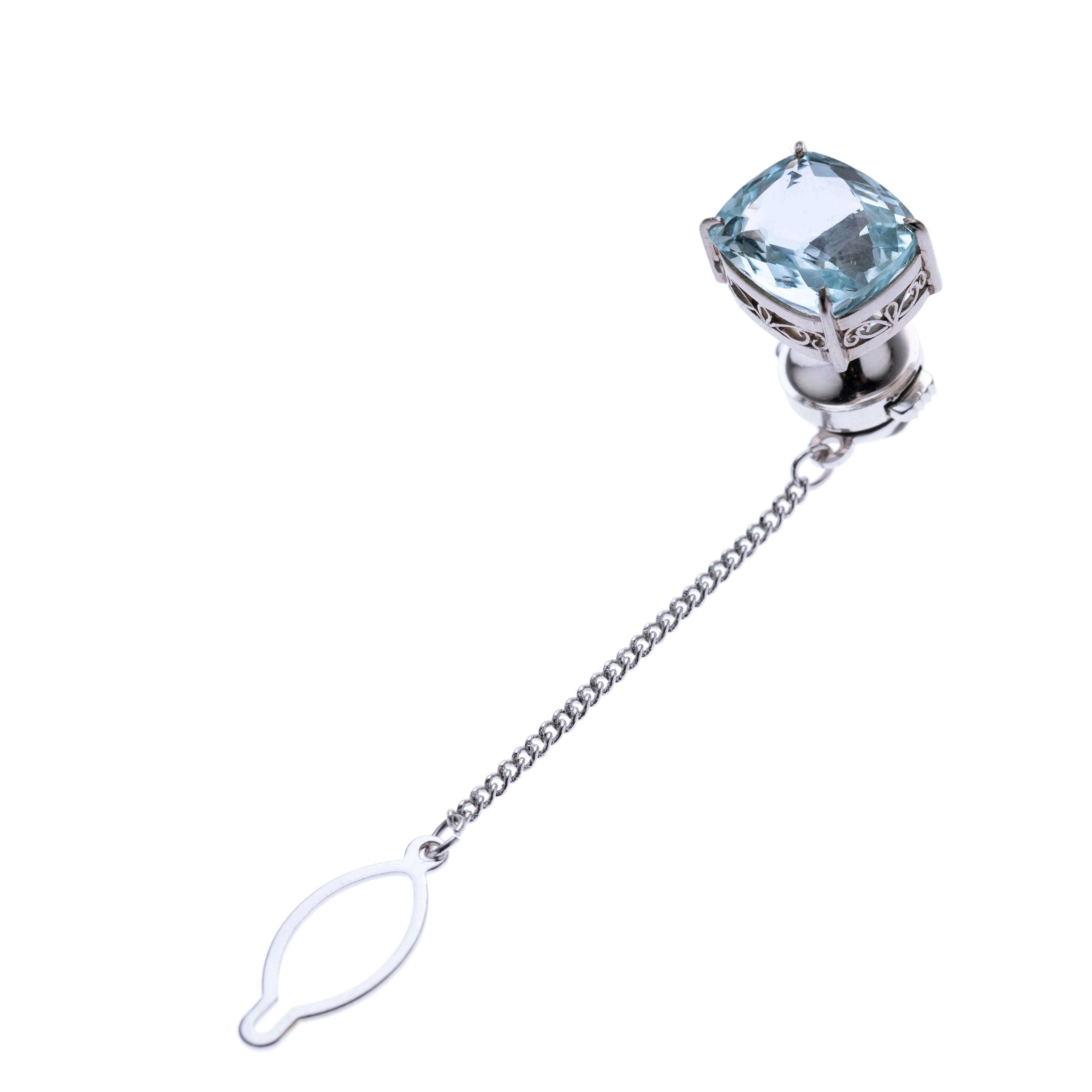 Ein ovaler ca. 4.40 ct. Aquamarin gefasst in vier Krappen. Der Unterbau der Fassung wurde à jour gearbeitet mit Bogenelementen.