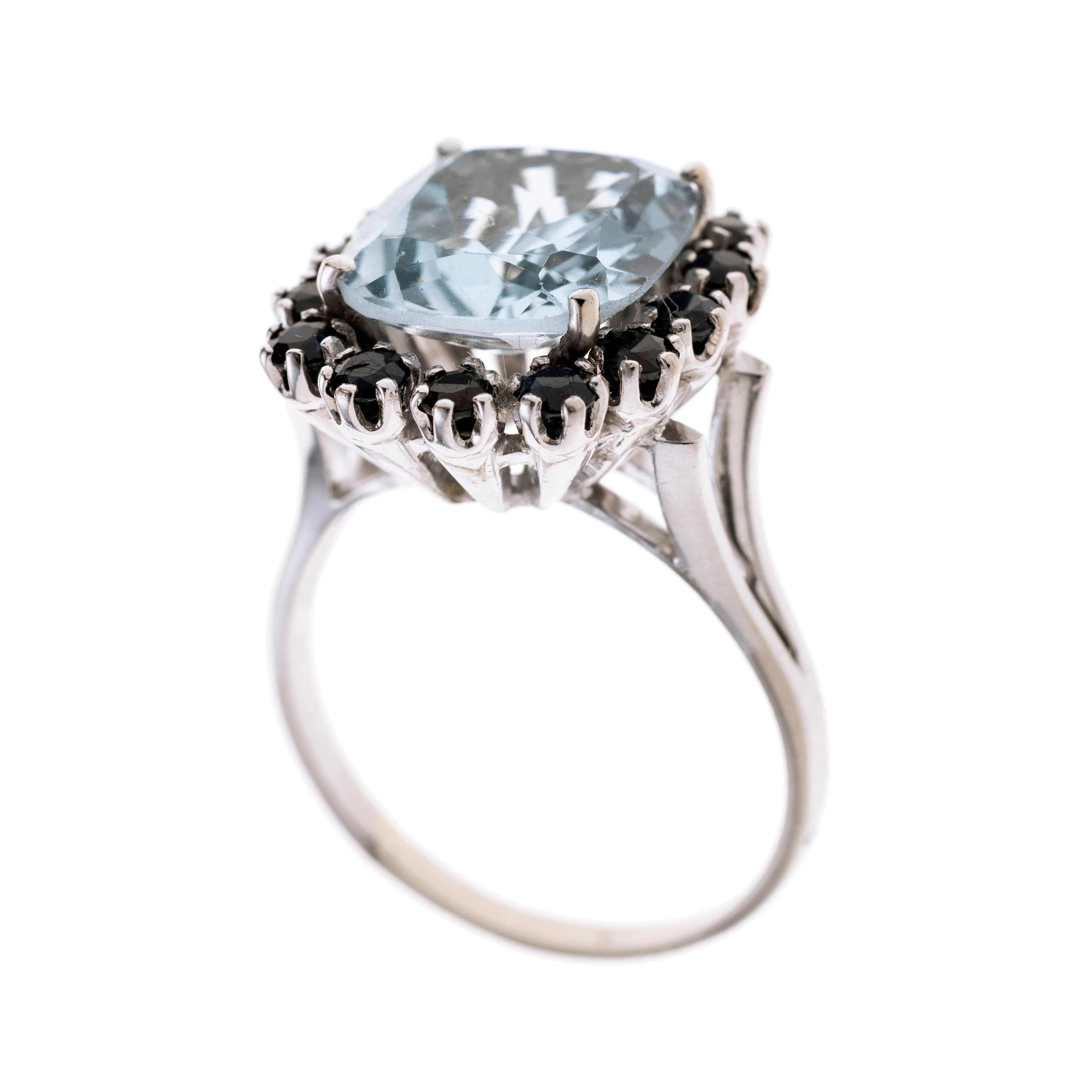 Ein Damenring mit einem Aquamarin-Cushion von ca. 2,6 ct umgeben von 14 Saphiren von ca. 1,68 ct.