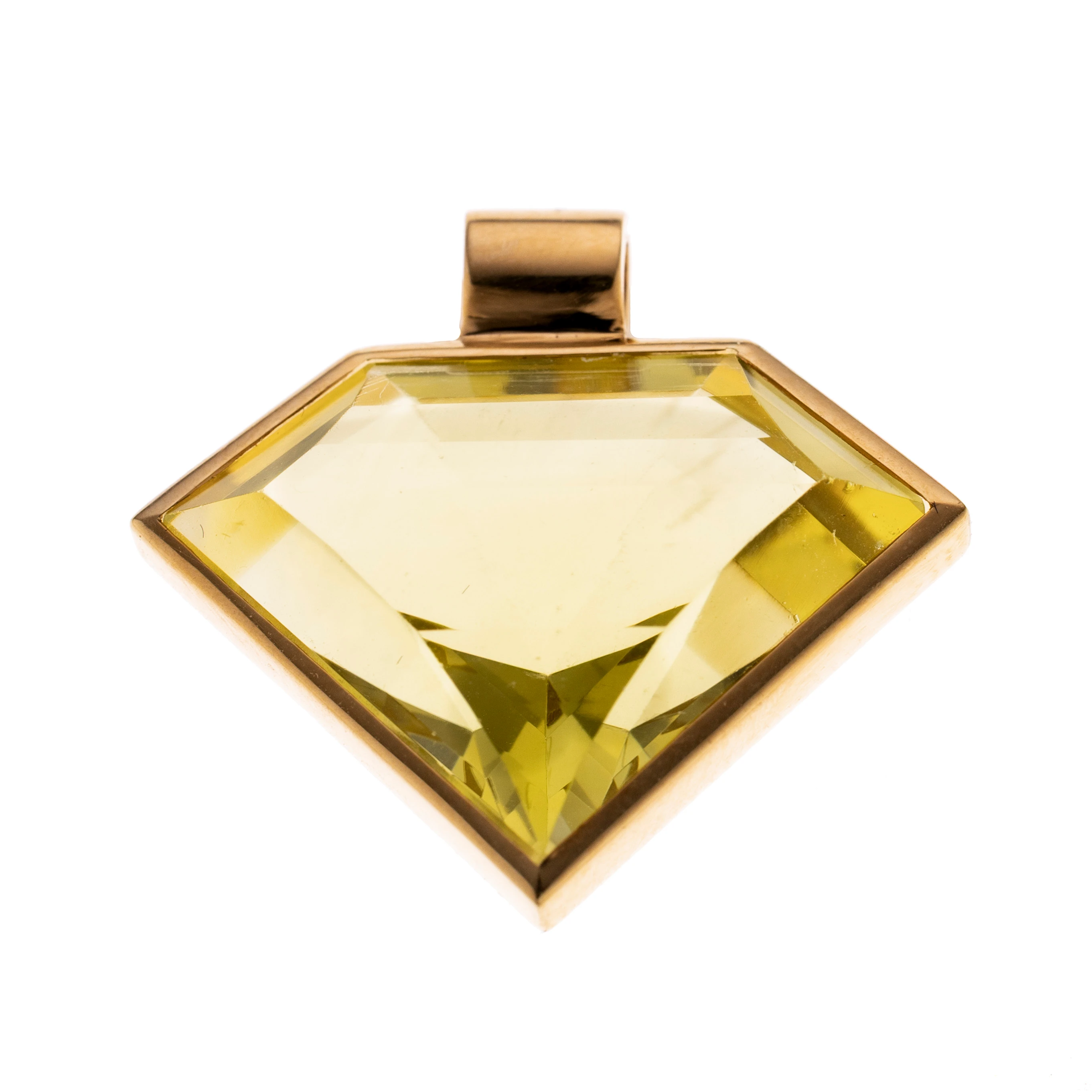 Ein Citrin geschliffen in Form eines Diamanten-Profils.