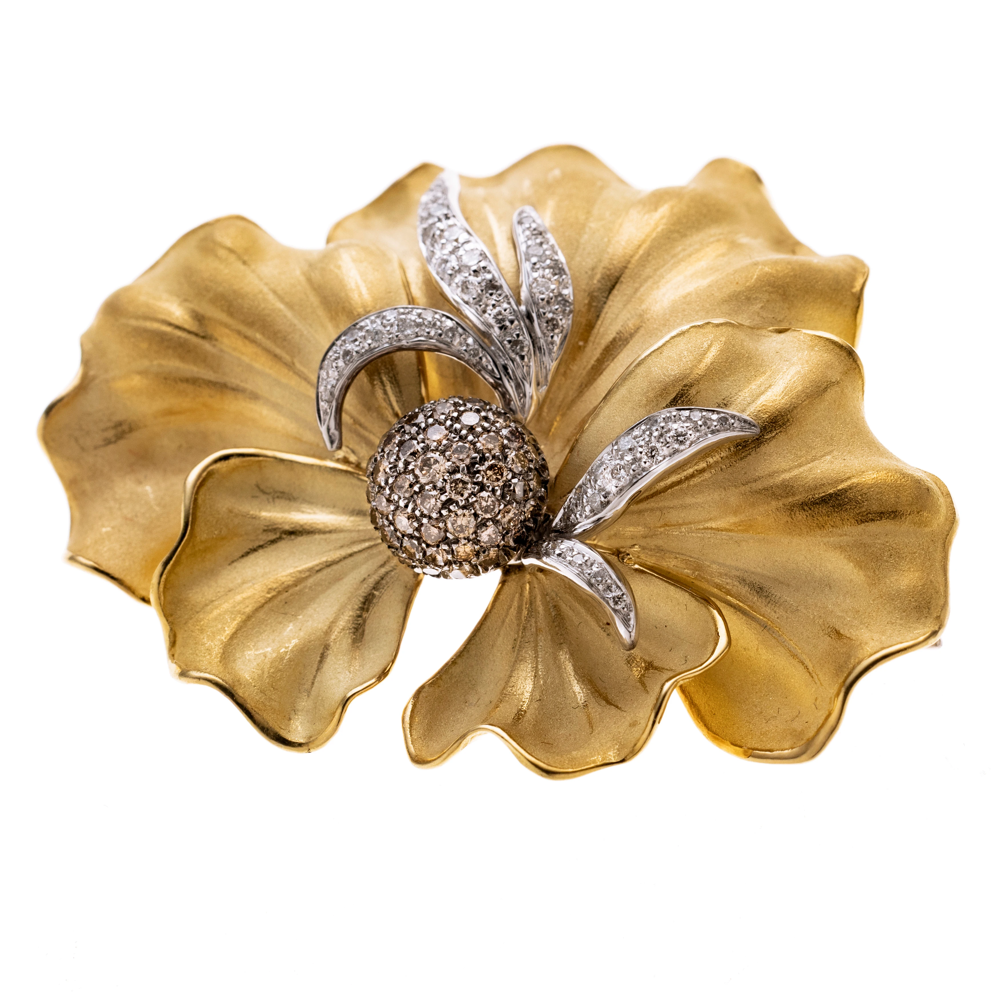 Eine Blumenbrosche (Orchidee)  Sandmattiert mit Diamanten besetzt. Signiert Cammilli.  Länge 5 cm, Breite 4,5 cm.