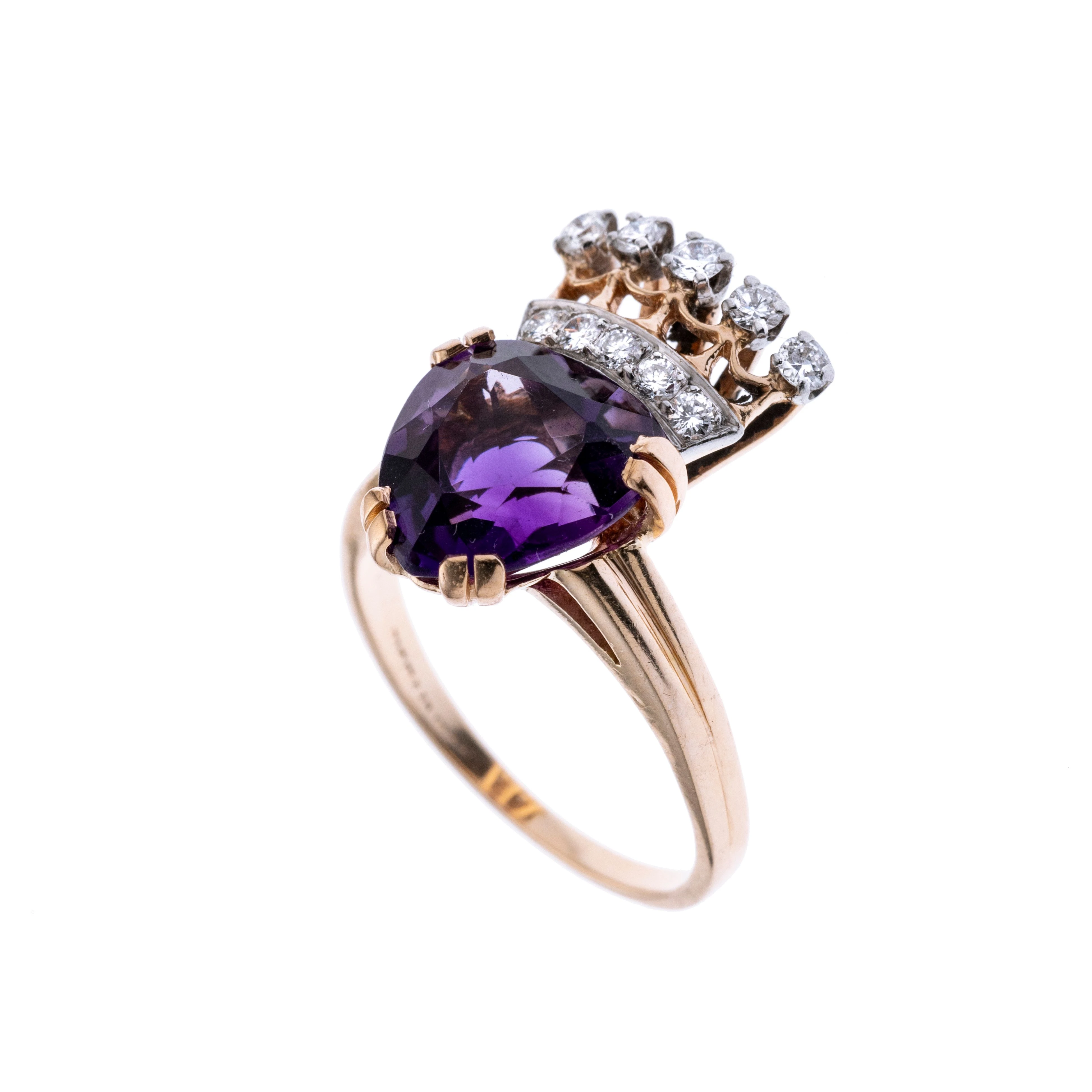 Ein Amethyst-Herz unter einer Krone mit Diamantenbesatz.