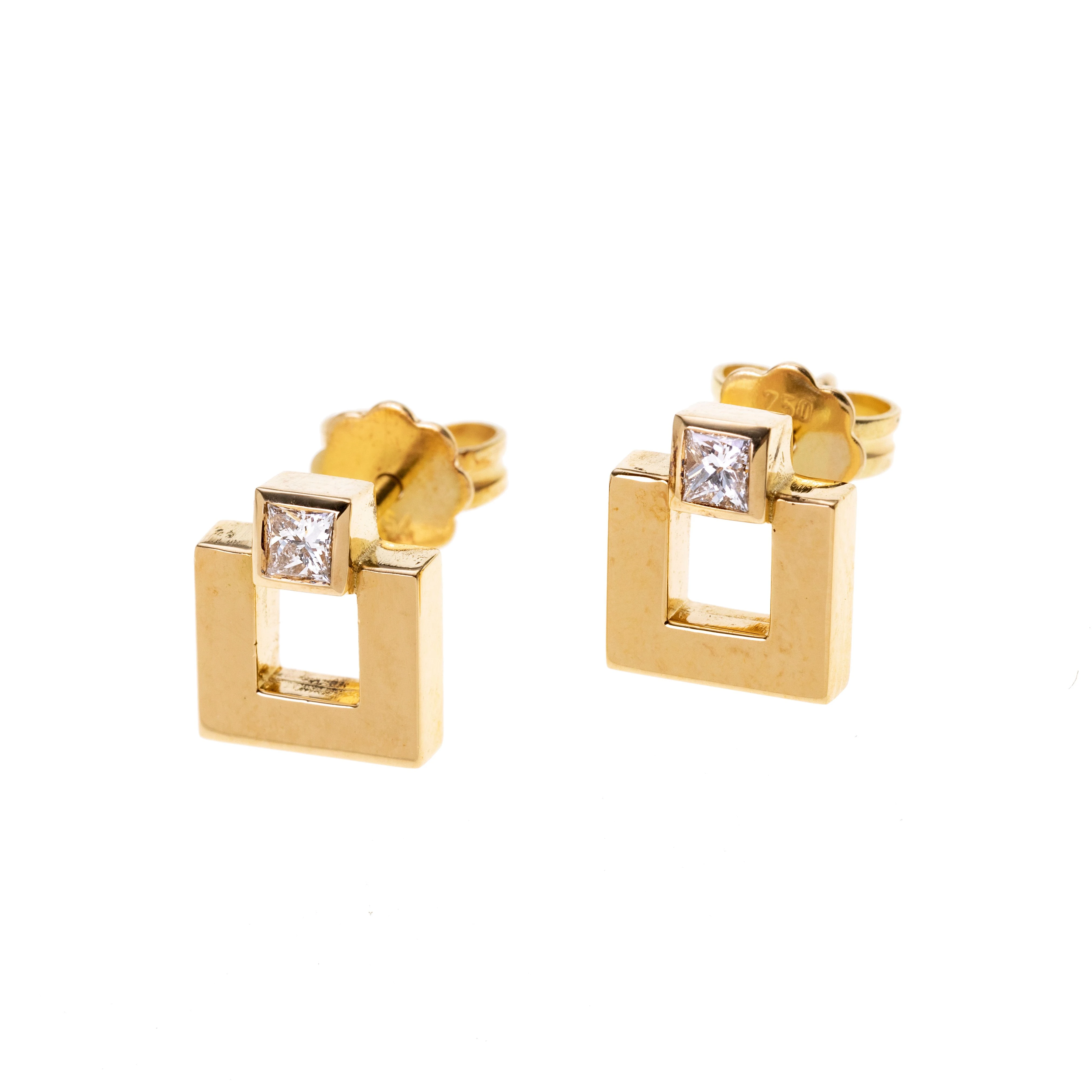 Je ein Gelbgold-U mit einem Prinzess-Diamanten in Zarge gefassten.