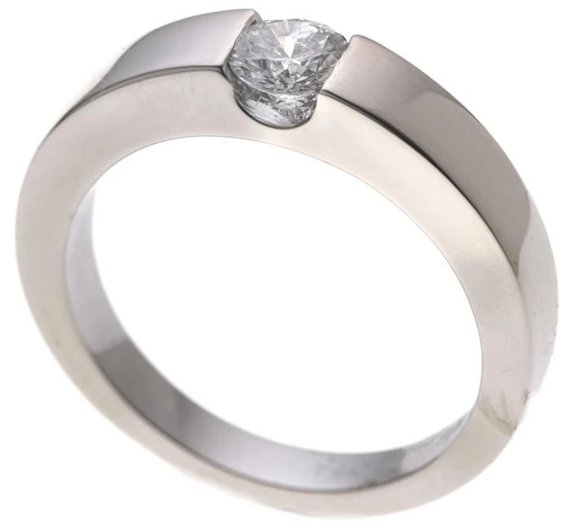 Ein Spannring mit einem Solitär.