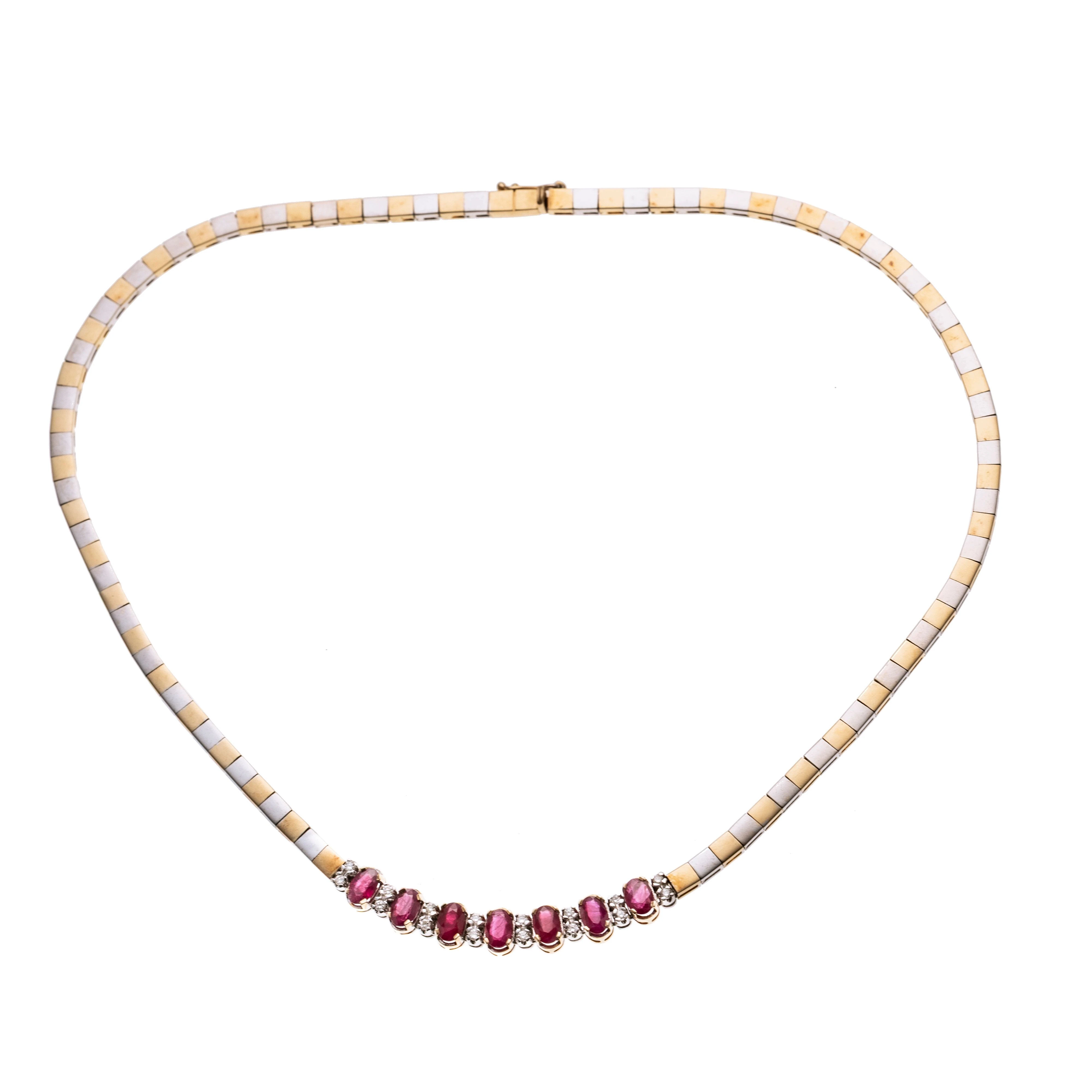 Aus quadratischen Gelbgold- und Weißgoldgliedern, mittig sieben ovale Rubine im Wechsel mit je zwei Diamanten (insgesamt 16 Brillanten je ca. 0.015 ct)