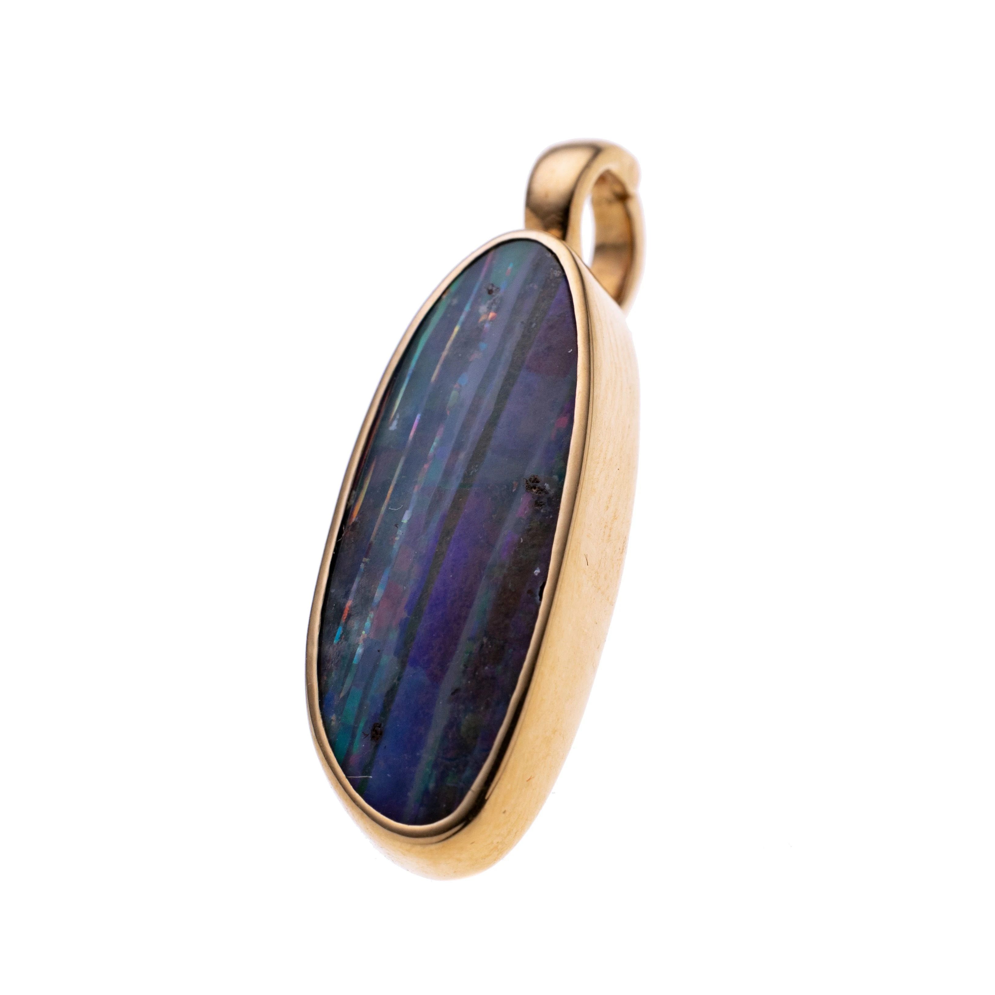Ein lang ovaler Opal in Zargenfassung
