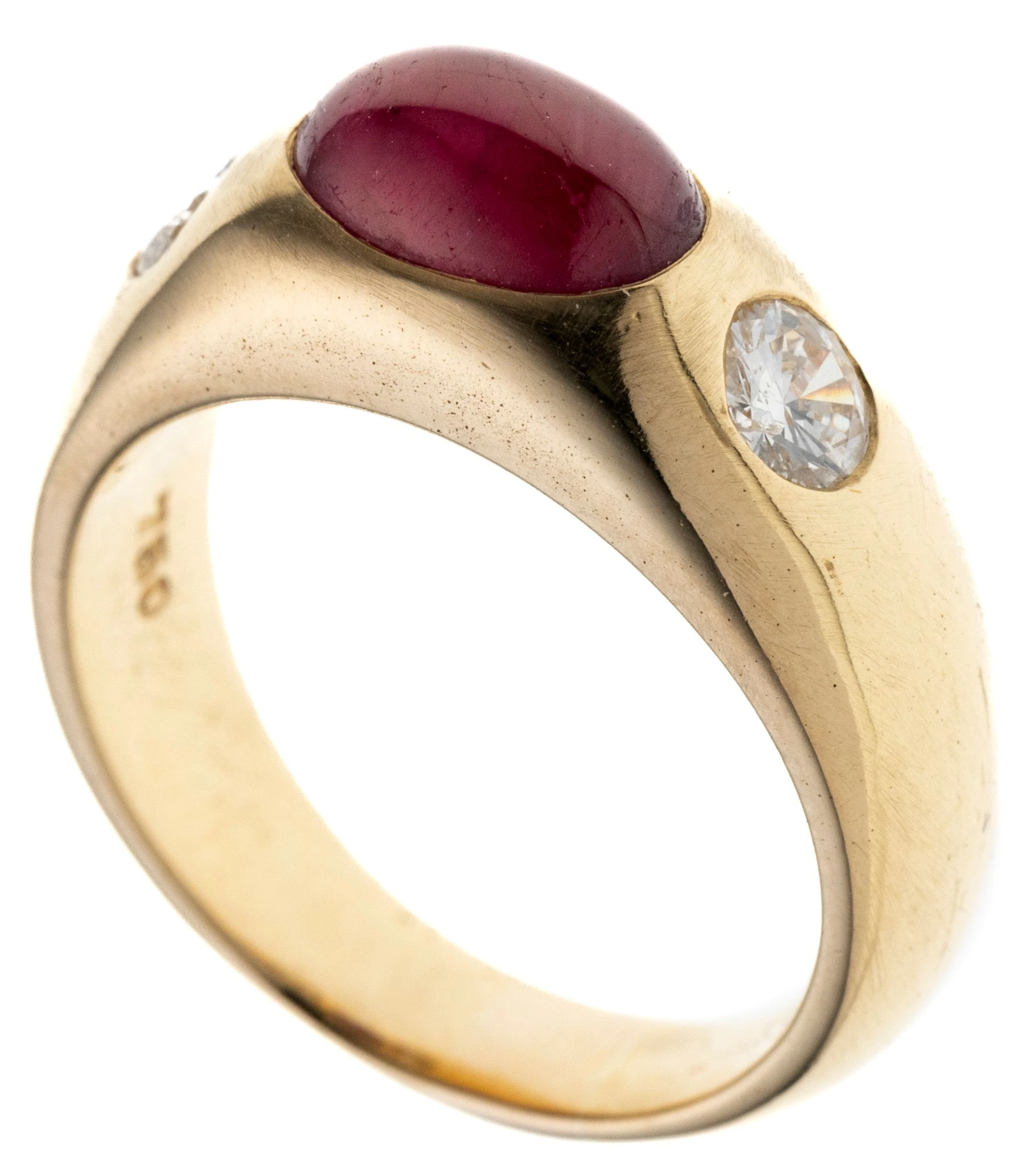 Rubin. Bandring mit einem Rubin-Cabochon, der von zwei eingeriebenen Brillanten flankiert wird.