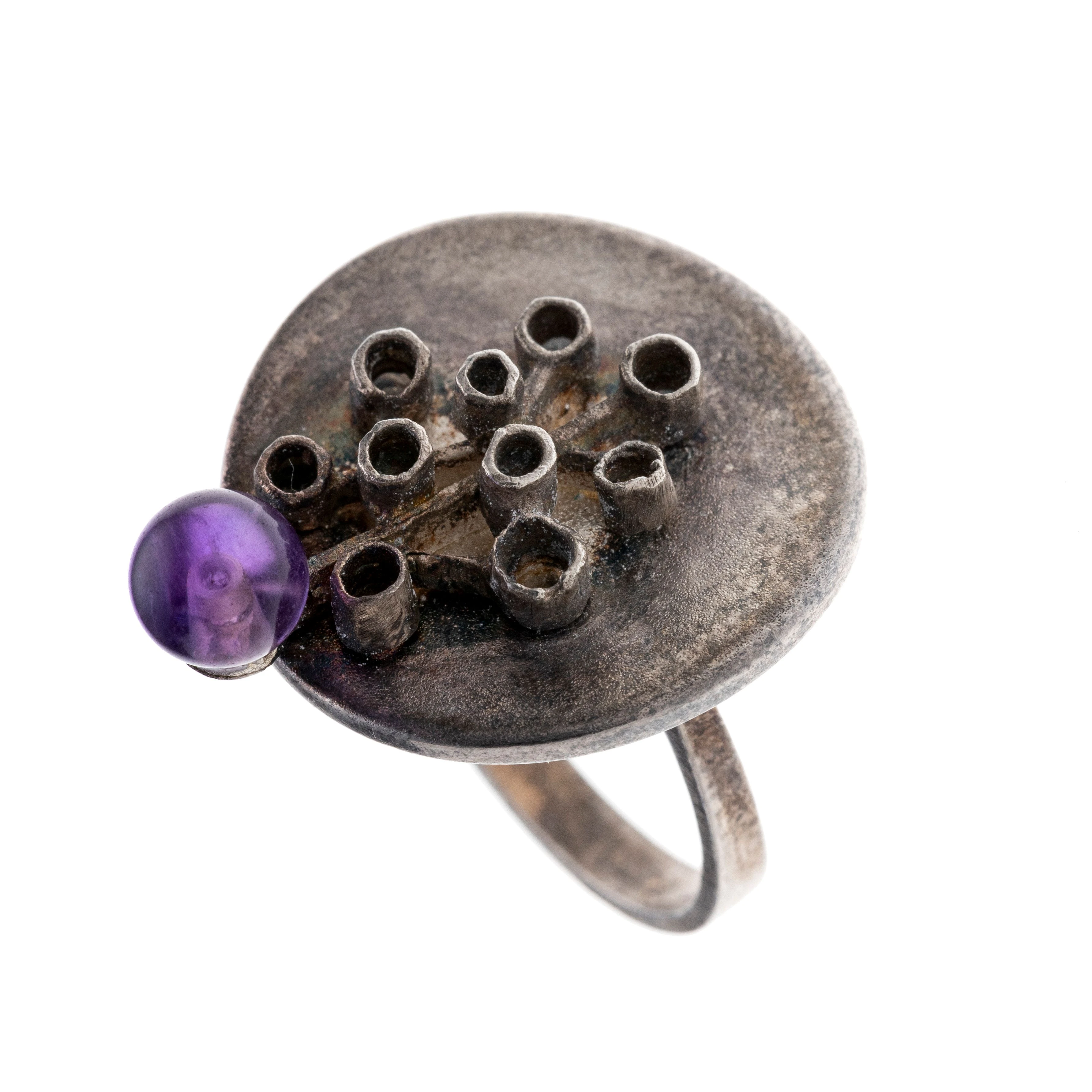 Ein Ring mit rundem Ringkopf, abstrakten Zargenverzierungen und einer Amethystkugel. Autorenschmuck.