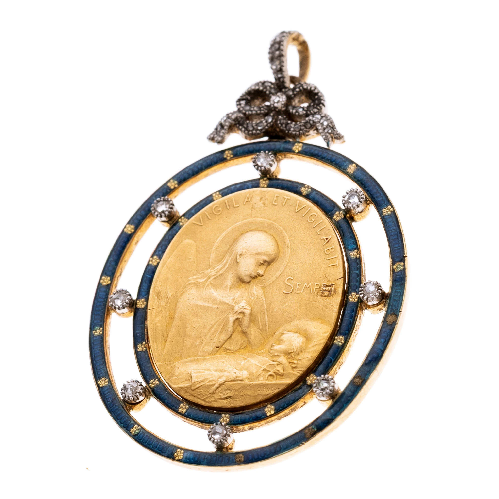 Ovales Medaillon vs Maria vor dem Kind in der Krippe,uns der Inschrift "Vigila et Vigilabit Sempe, rs ein Anker (gestaltet wohl von O. Roty) in einem Rahmen aus zwei blauen emaillierten Kreisenringen mit 7 Diamamntrosen zwischen den Linien gekrönt von einer zarten Schleife mit 29 Diamantrosen an einer Öse.