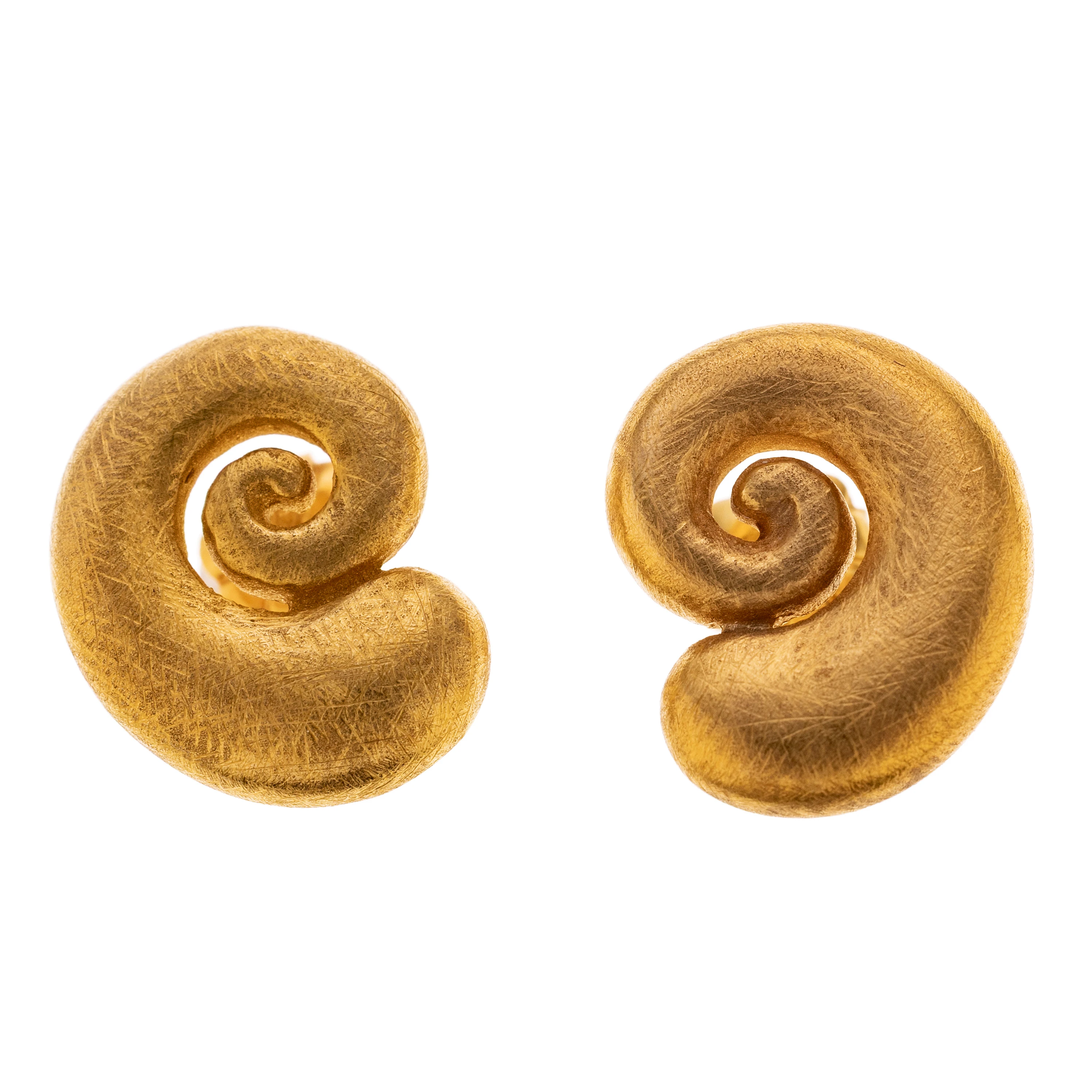 Mattierte gelbgoldene Schnecken. Länge 1,7 cm, Breite 1,3 cm.