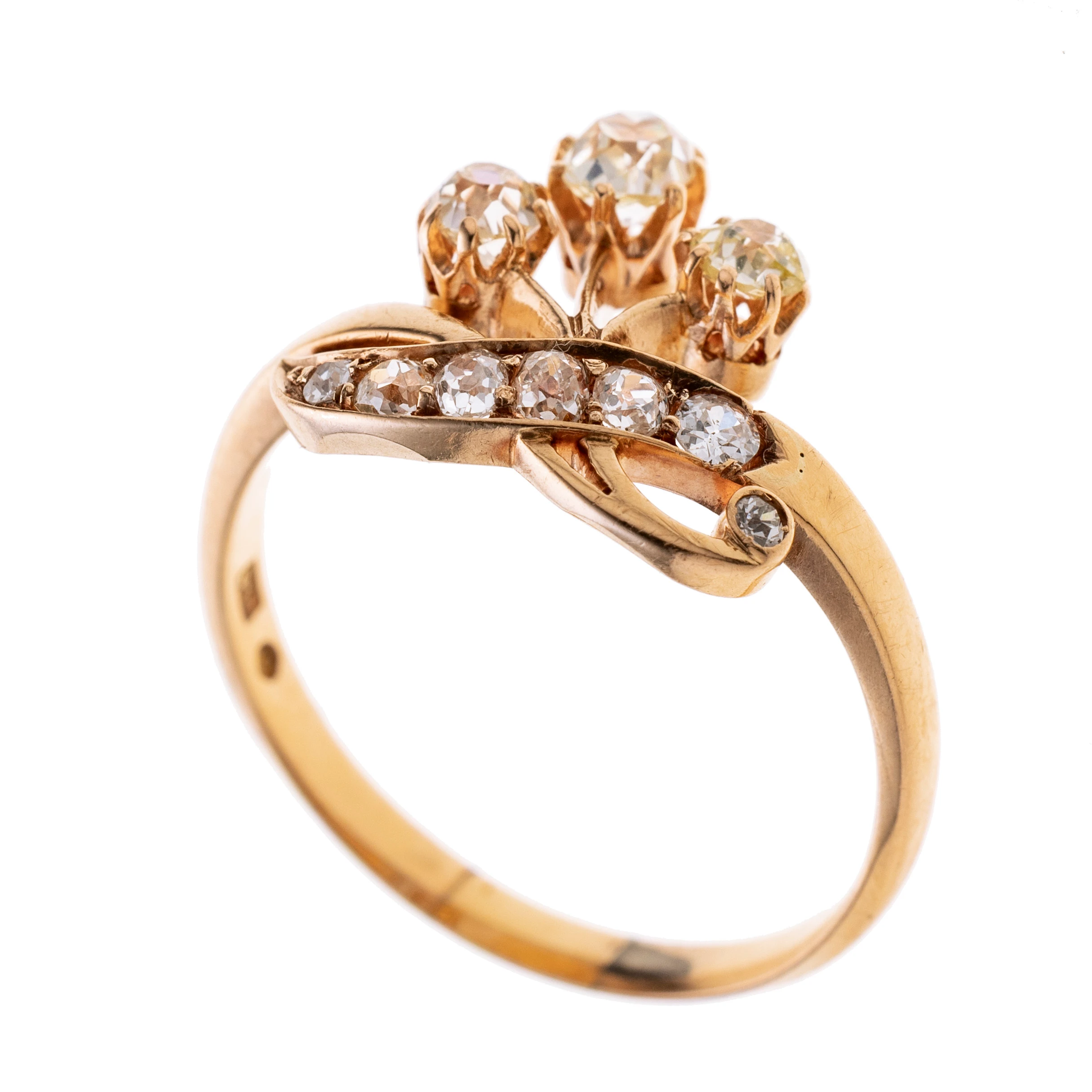 Ein Blütenzweig mit 3 Altschliffdiamanten in Krappenfassungen. Die Ringschiene endet zum Ringkopf in einem Schwung mit 6 Altschliffdiamanten.