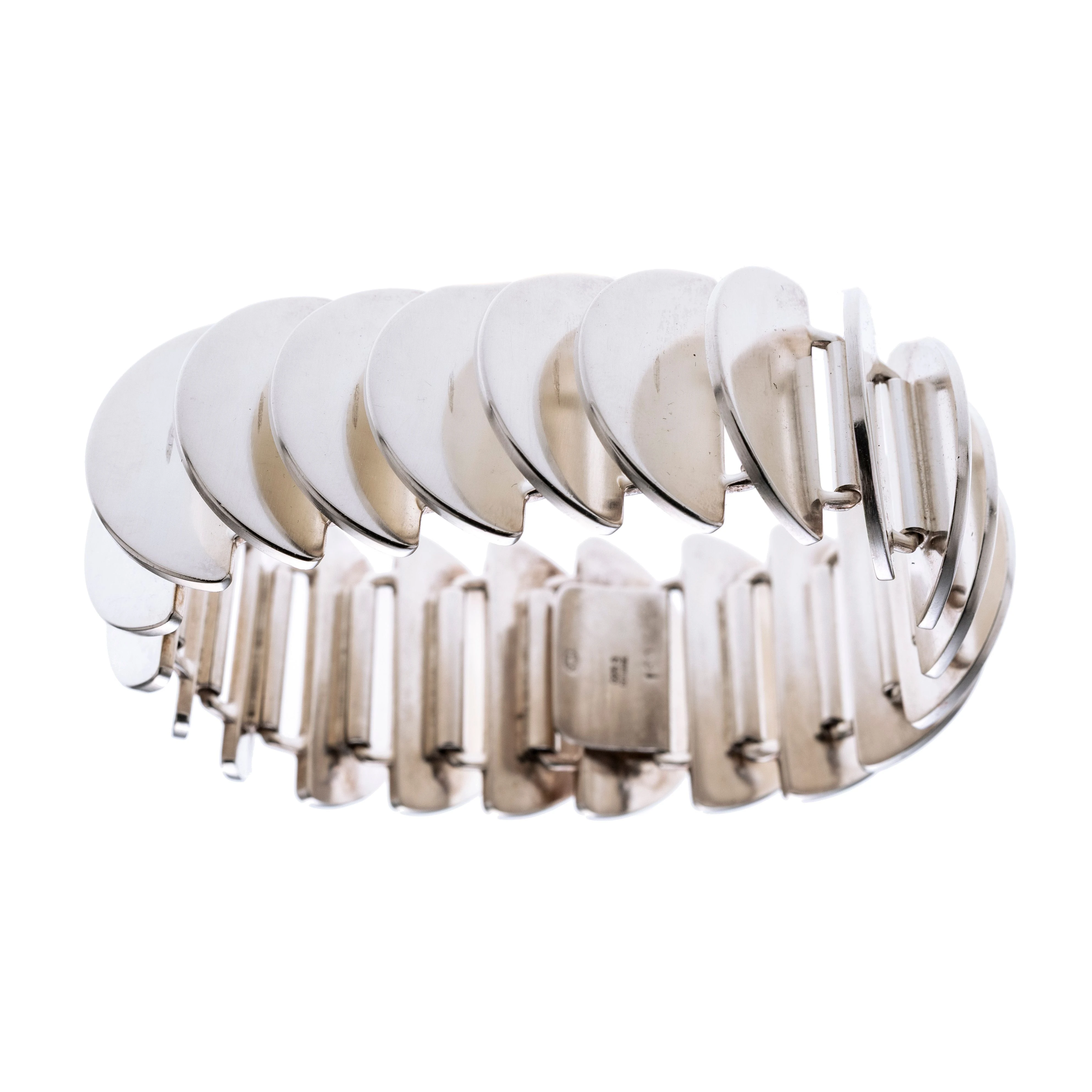 Ein Armband aus Halbkreisen verbunden mit Scharnieren. Model 169. Designe Astrid Fog.