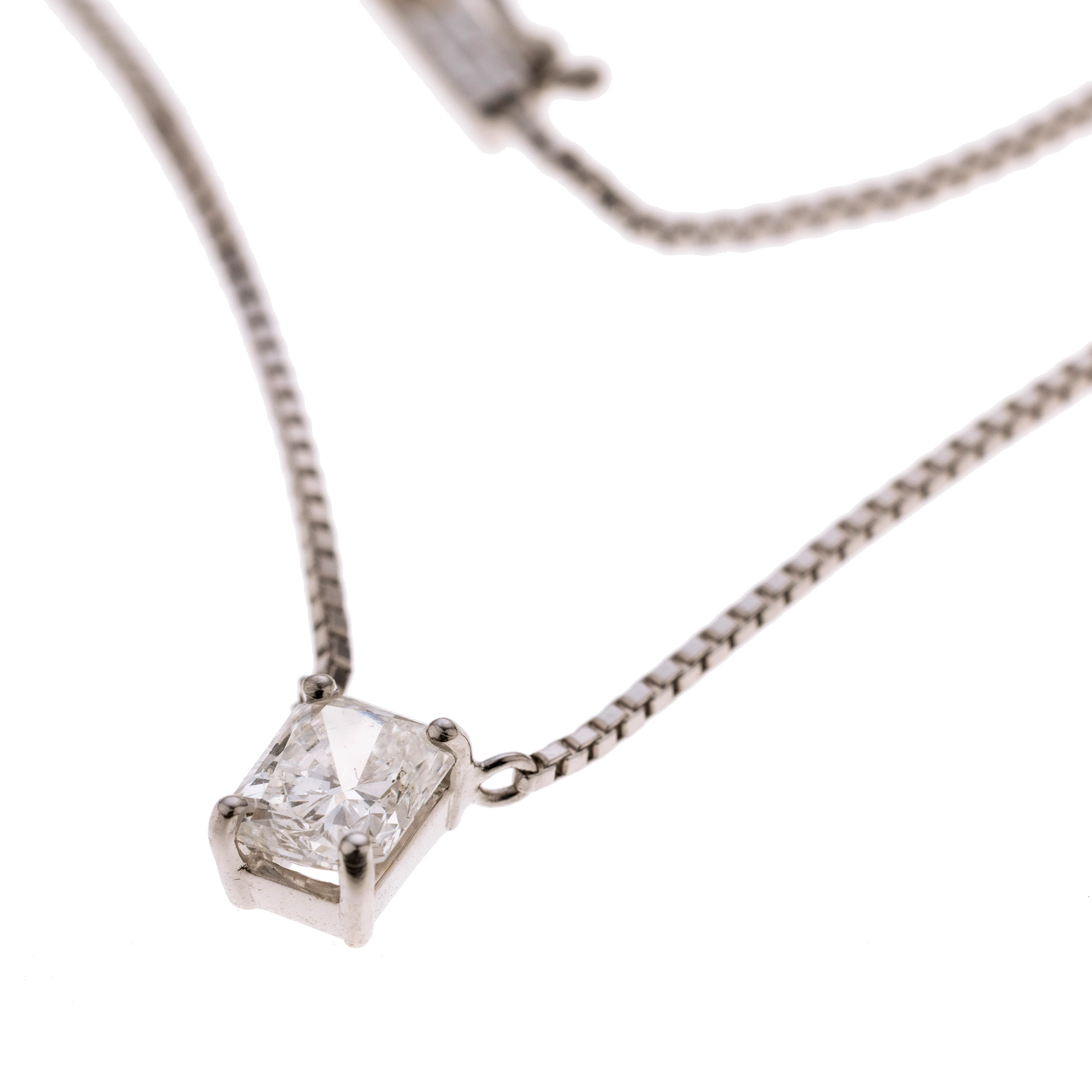 Eine Venizianerkette (0,9 mm breit) mit Mittig einem Diamanten im Radiant-Schliff, in vier Kappen gefasst.