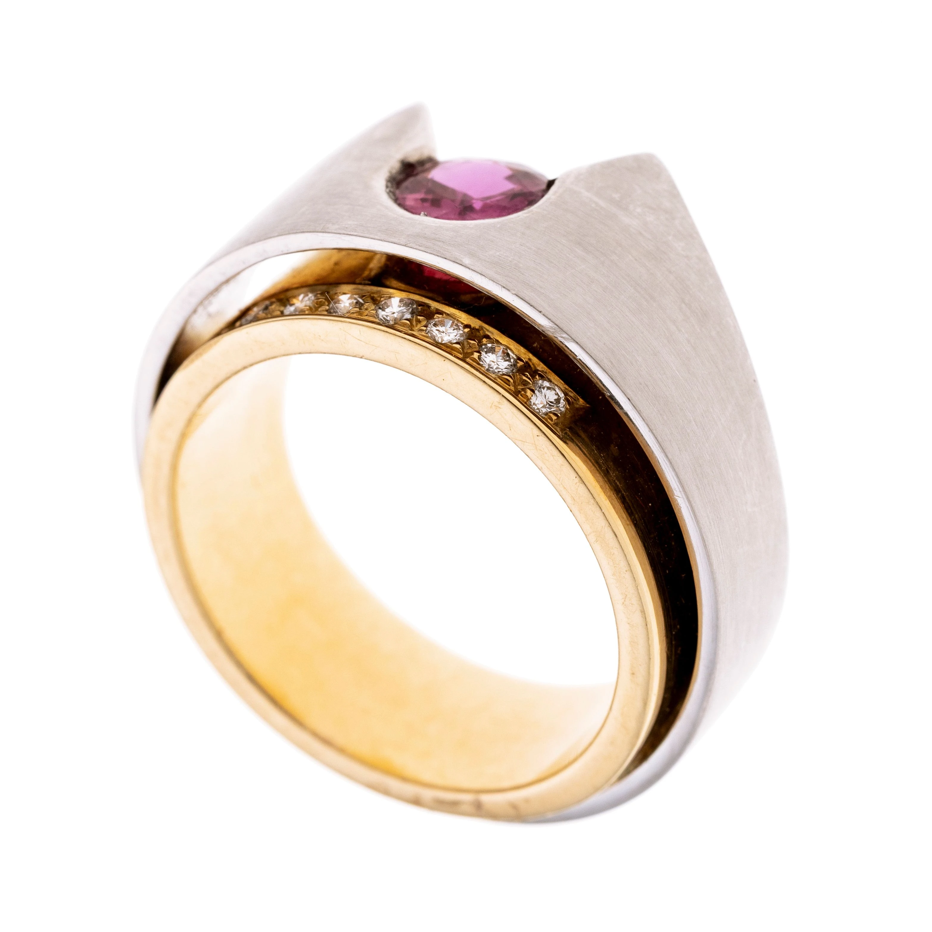 Ein markanter Doppelring in Bergpanorama -Form, mit einem Turmalin und sieben Brillanten je ca. 0.015 ct. Handarbeit