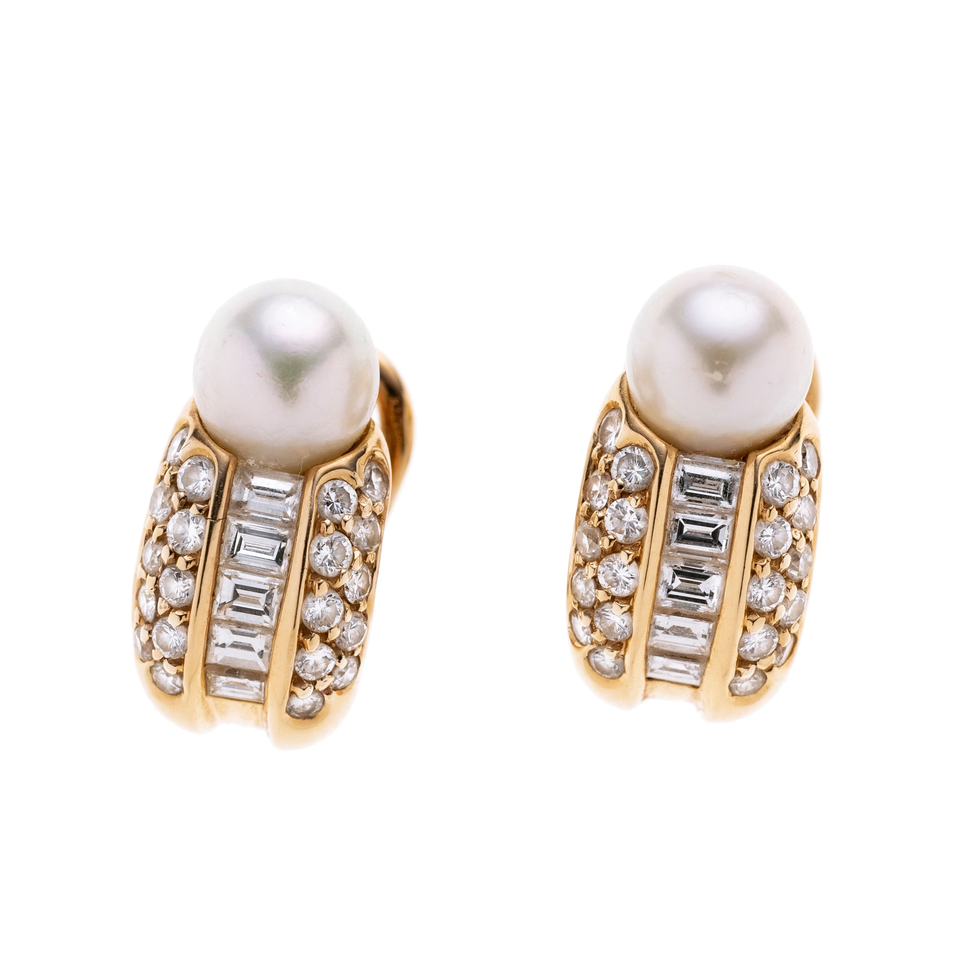 Je eine Cartier Halbcreole (B4235) mit einer Akoya-Perle (Dm 7 mm) über Diamanten-Baguetten die von pavée gesetzten Brillanten flankiert werden.