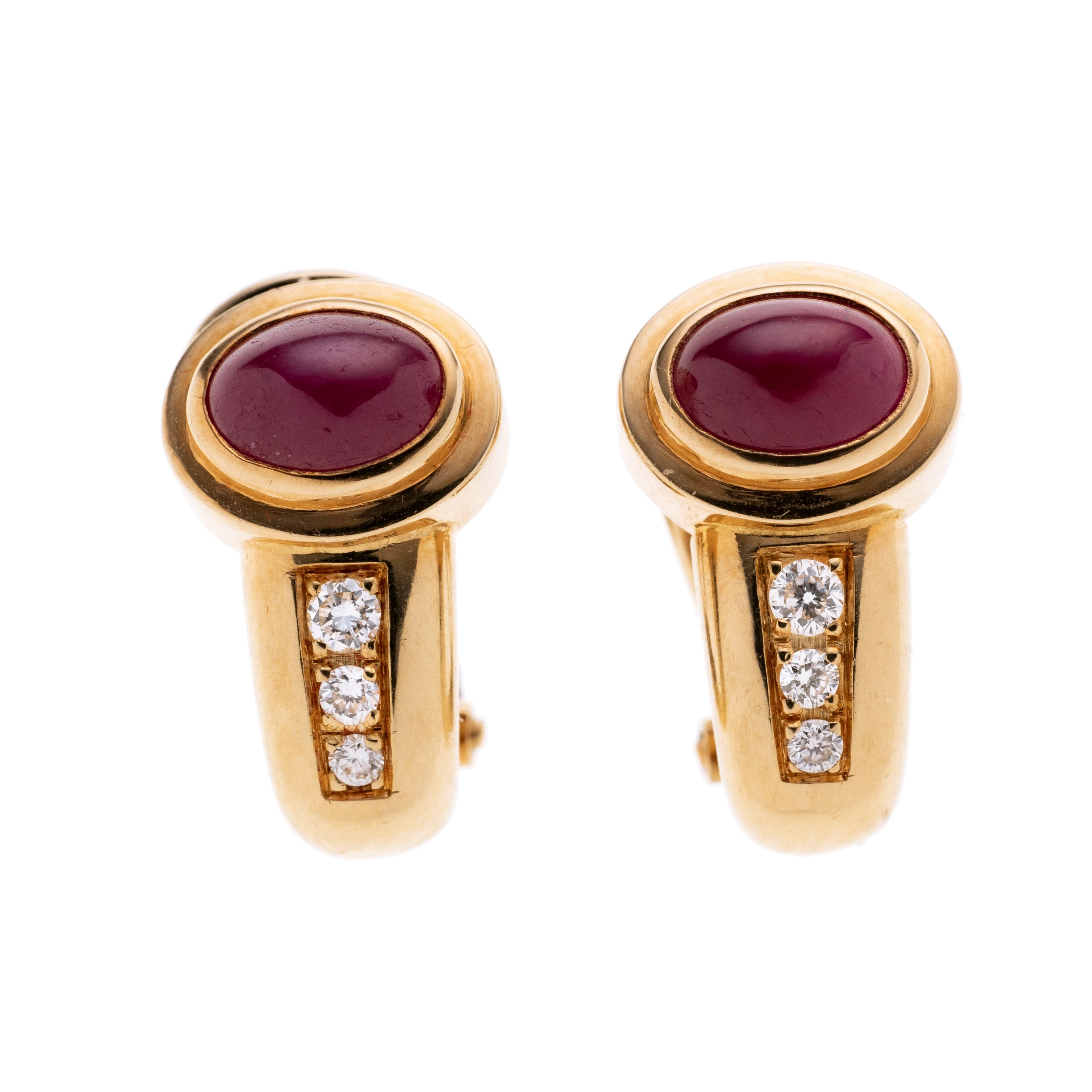 Je eine Halbcreole besetzt mit einem ovalen Rubin-Cabochon über 3 Diamanten im Verlauf. Signiert StA