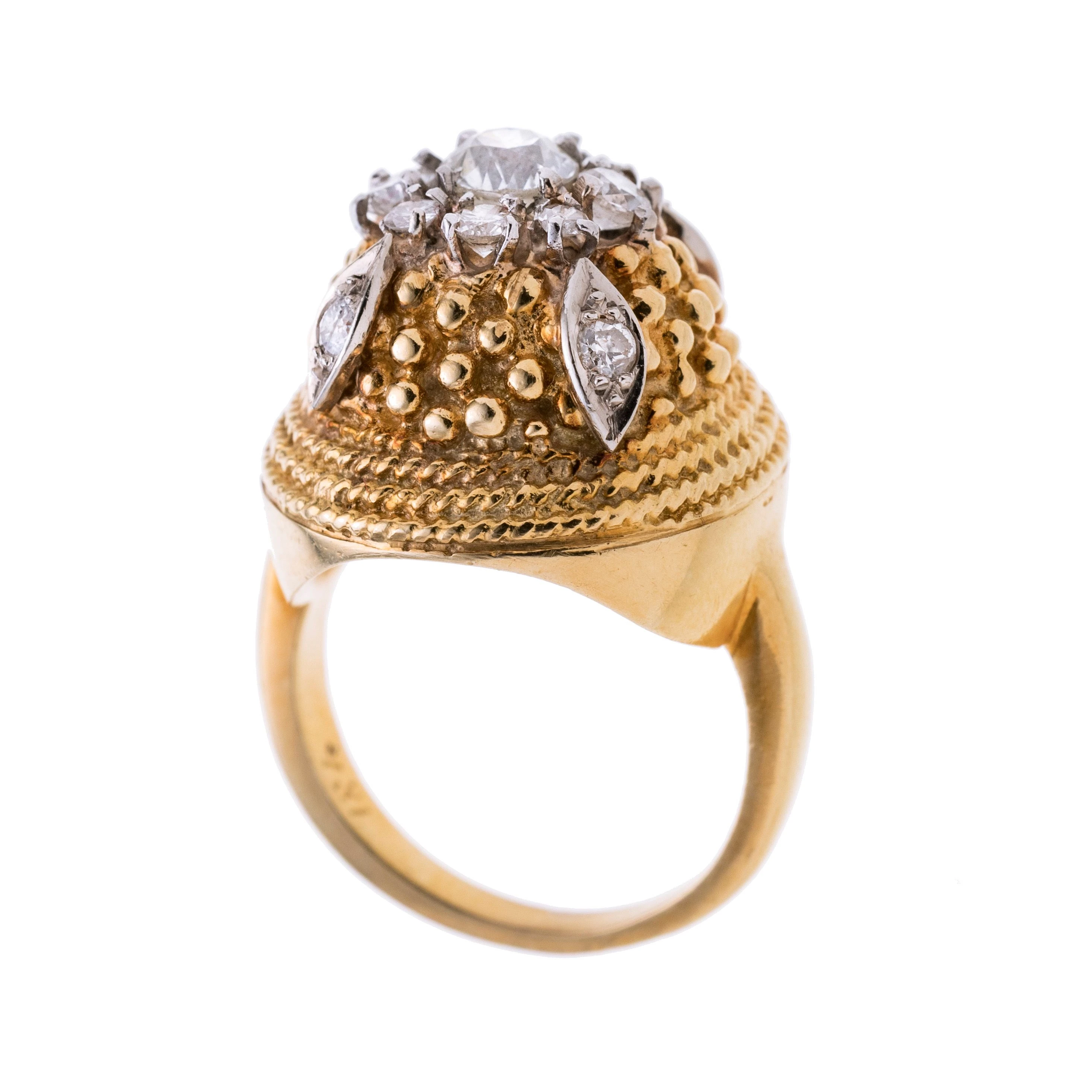 Ein Damenring mit einem kuppelförmigen Ringkopf, der mittig einen Brillant von ca. 0,55 ct H-I/ Si1-si2 in Weißgoldkrappen trägt, rundum sind 8 weitere Diamanten von zusammen ca. 0,60 ct in Weißgoldkrappen angeordnet sowie in 4 navettförmigen Elementen je ein weiterer Achtkantdiamant.