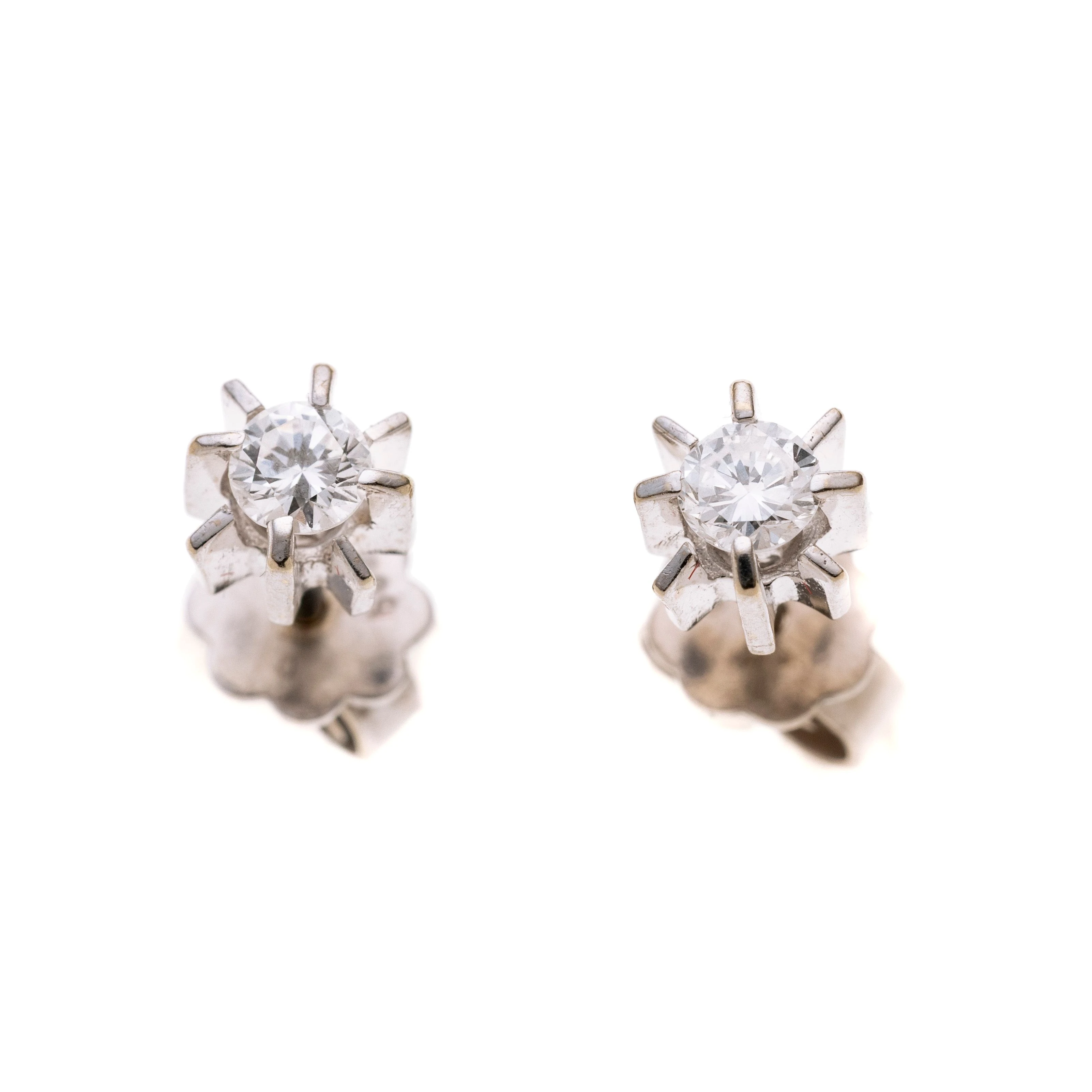 Je ein ca. 0.15 ct Brillant in acht Krappen gefasst.