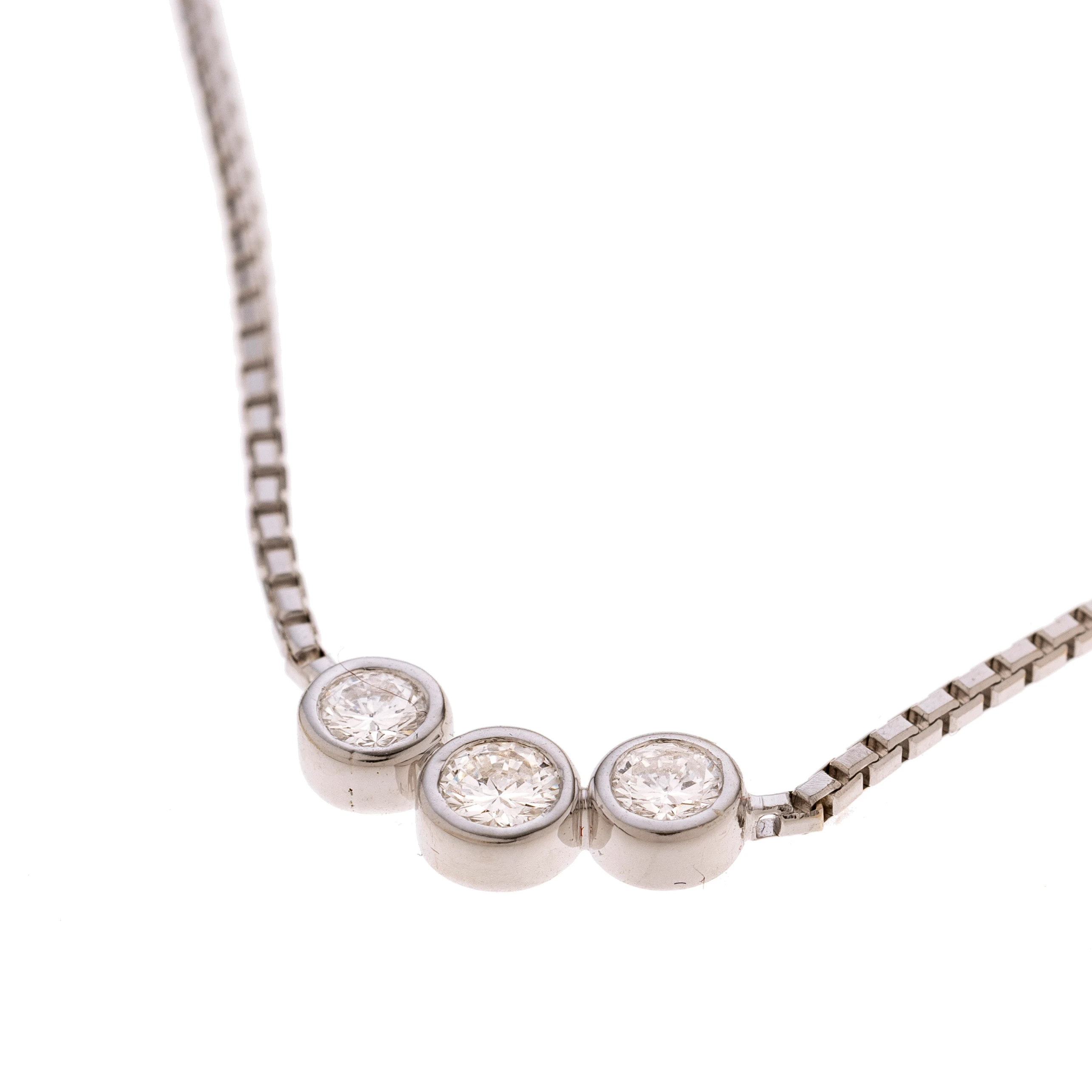 Mittig drei Brillanten in Zargenfassungen, an einer Venezianerkette (1,4 mm breit) mit Ferderring-verschluss. Länge verstellbar um 2 cm.