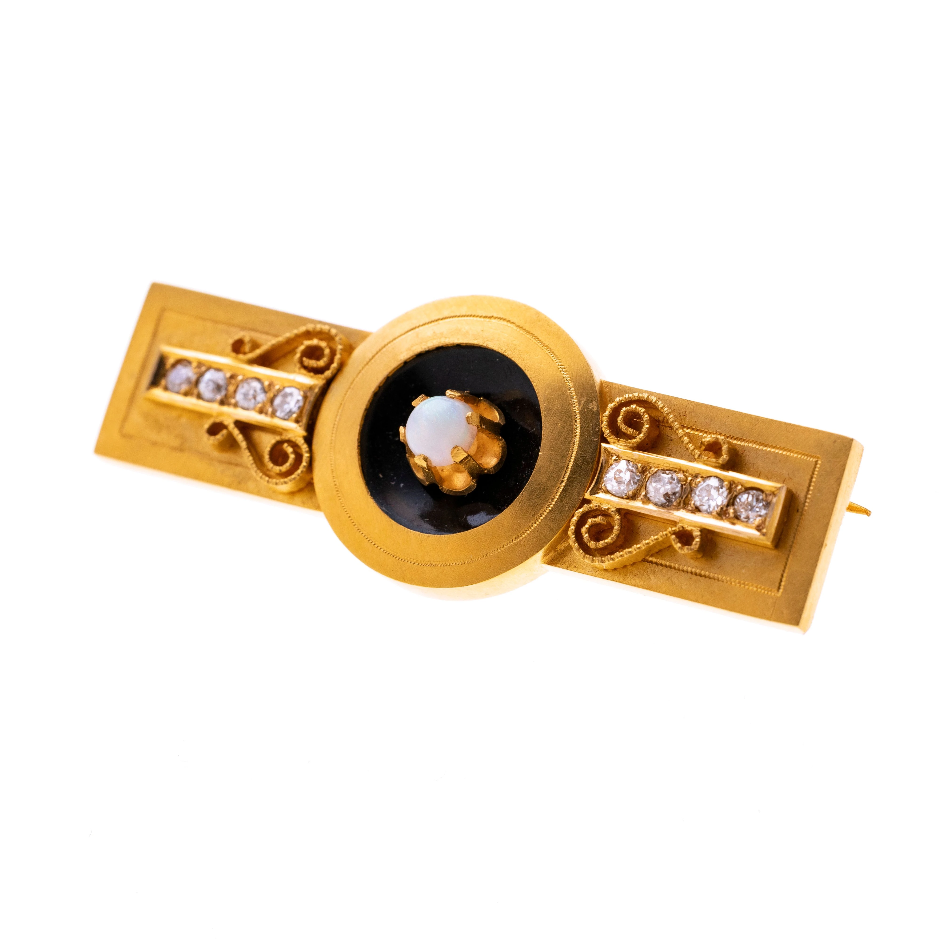Rechteckig und mittig mit einem Kreisornament mkt schwarzem Email und einem Opal-Cabochon in Chaton-Fassung. Flankiert von je vier Altschliffdiamanten und Voluten-Kordelelementen. Signiert "SO"