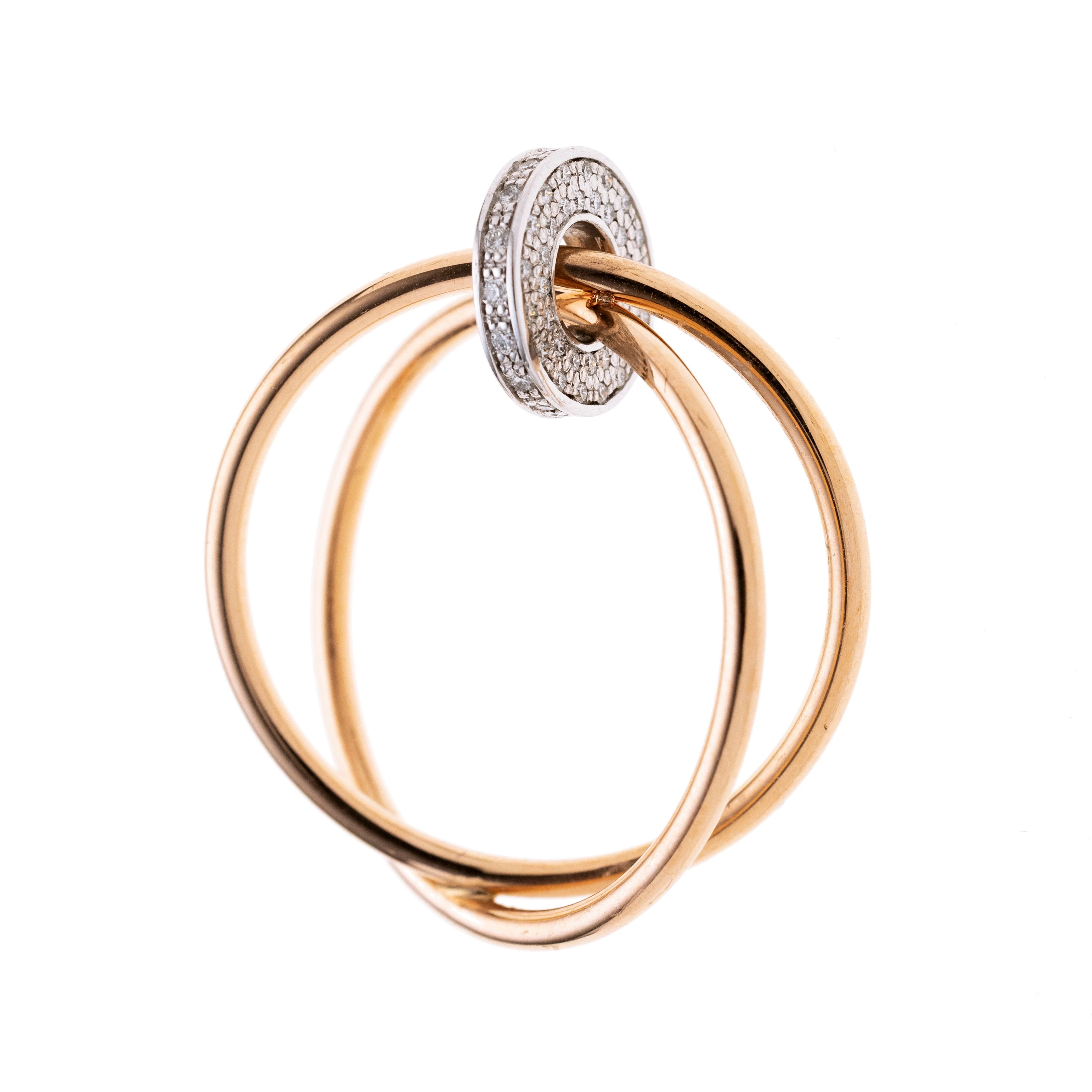 Ein doppelter Ring mit einer beweglichen Scheibe darauf welche mit Diamanten besetzt ist.