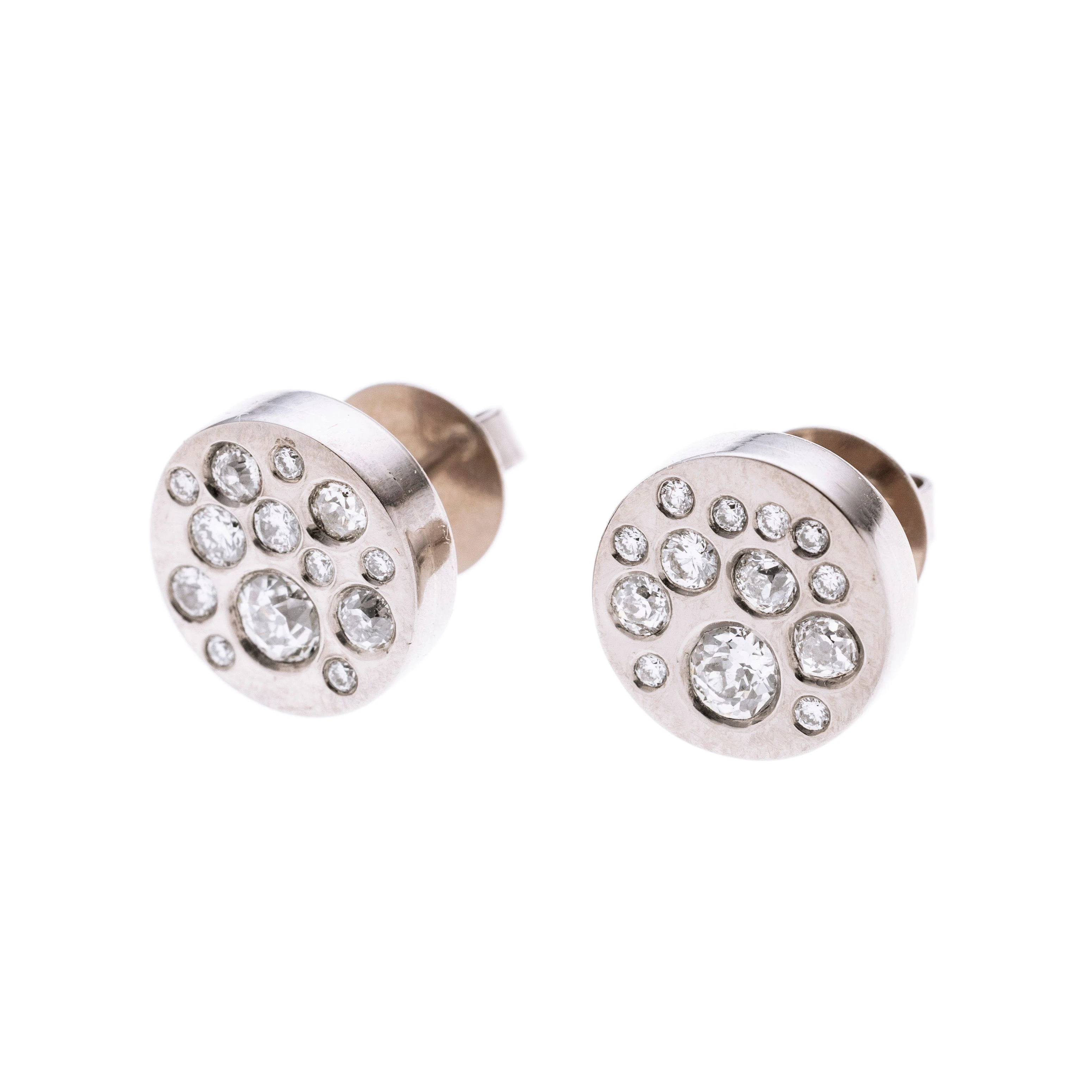 Je eine Weißgold-Scheibe mit unterschiedlich großen eingeriebenen Diamanten. Je Stecker 4 Altschliffdiamanten und 9 Brillanten.
