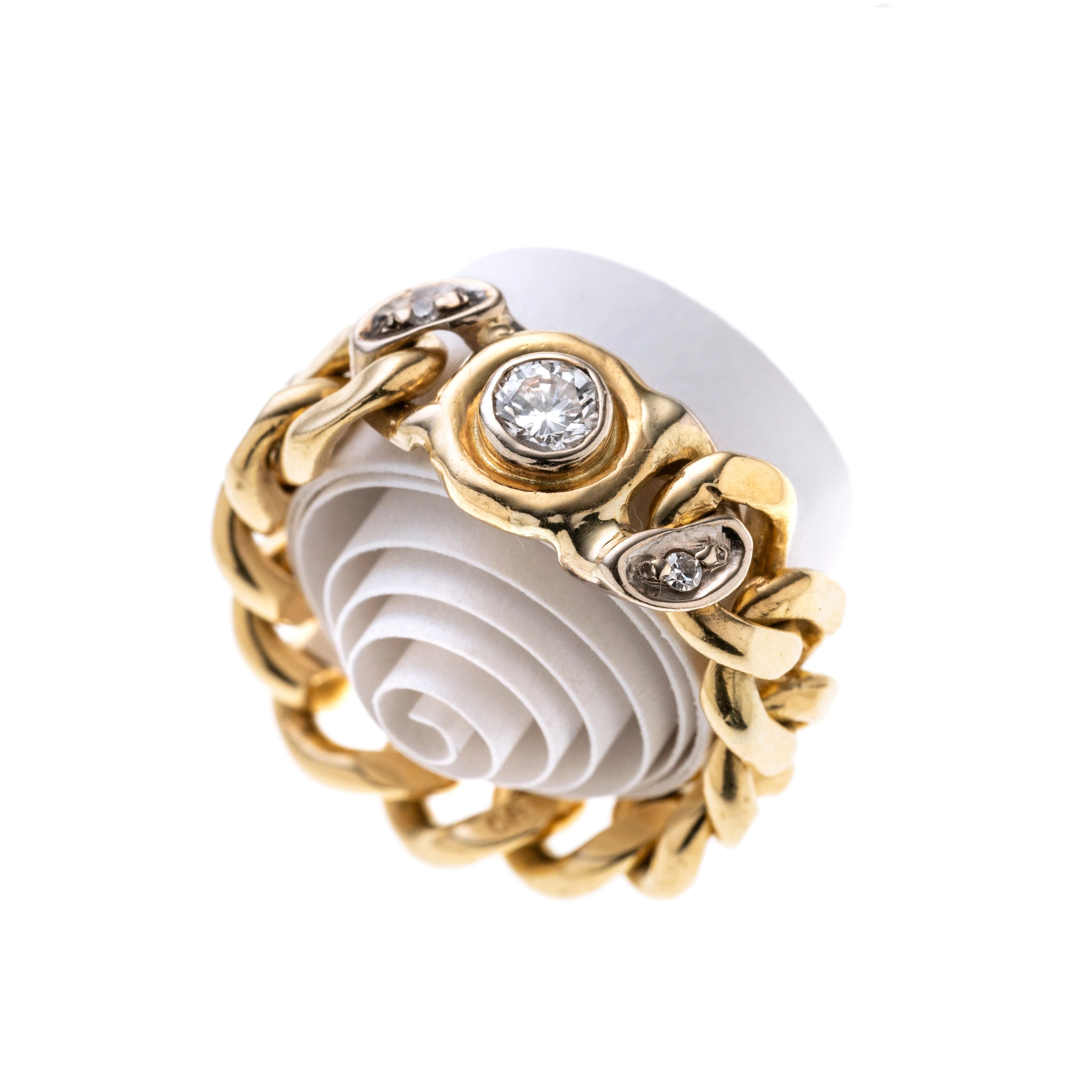 Ein Kettenring mit einem Brillanten in Zargenfassung. Zwei Kettenglieder sind mit insgesamt zwei Achtkantdiamanten je ca. 0.01 ct. besetzt.