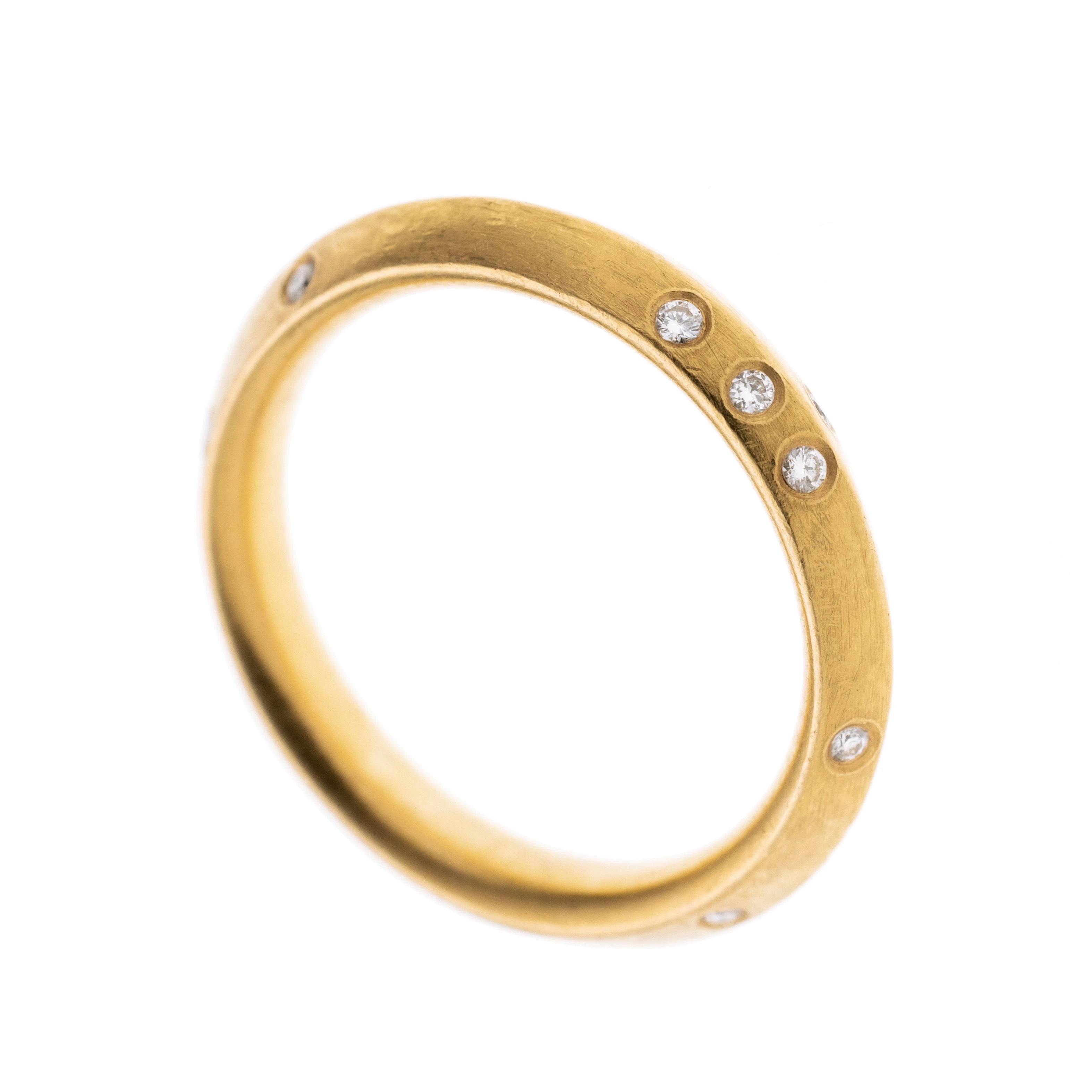 Ein Damenring gefertigt aus 900er Gelbgold mit 16 Brillanten von insgesamt ca. 0,16 ct. Die Ringschiene läuft spitz zu.