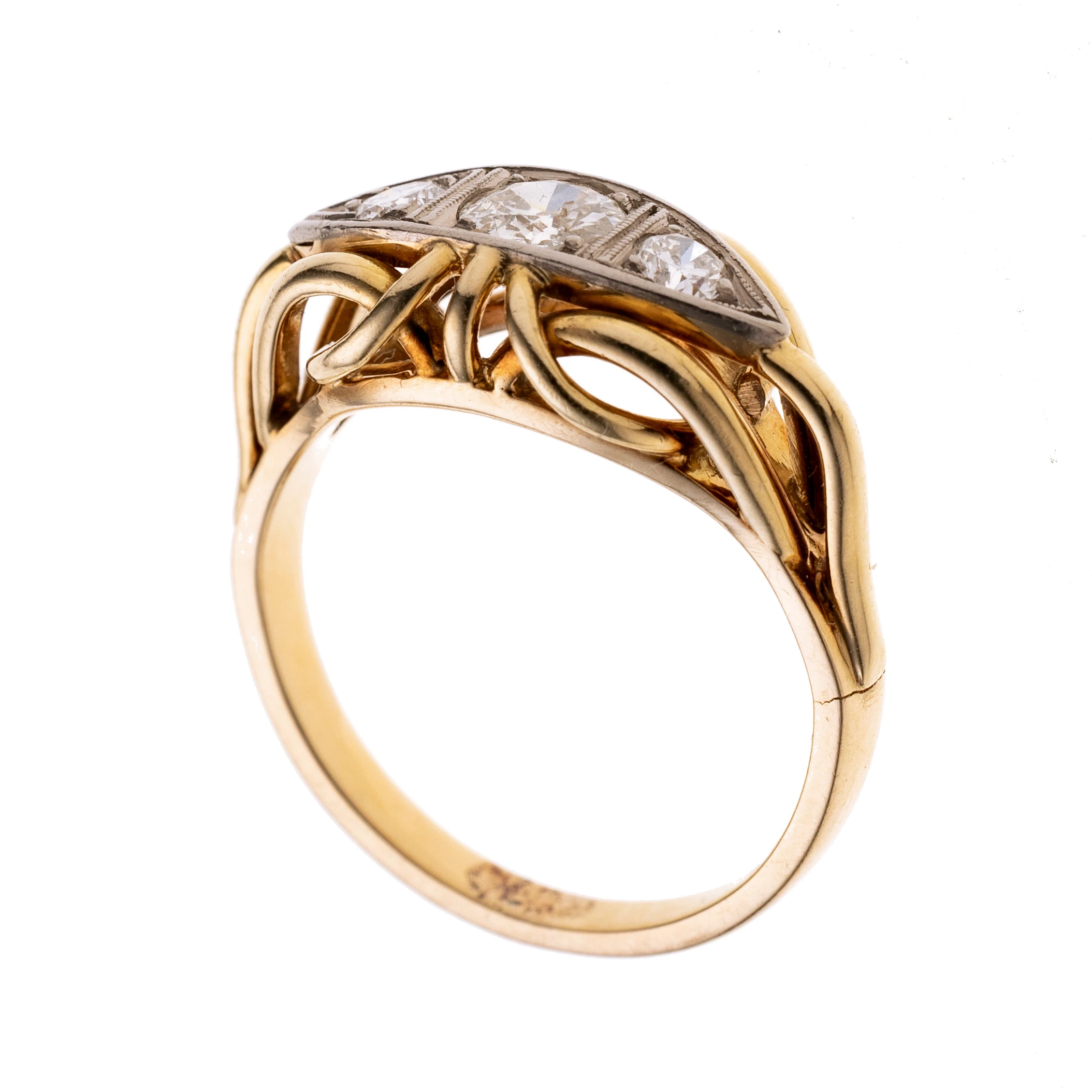 Ein navetteförmiges, quergestelltes Element mit 3 Diamanten, als Zentrum eines voluminöseren Ringkopfes aus roségoldenen, geschwungenen Bändern.
