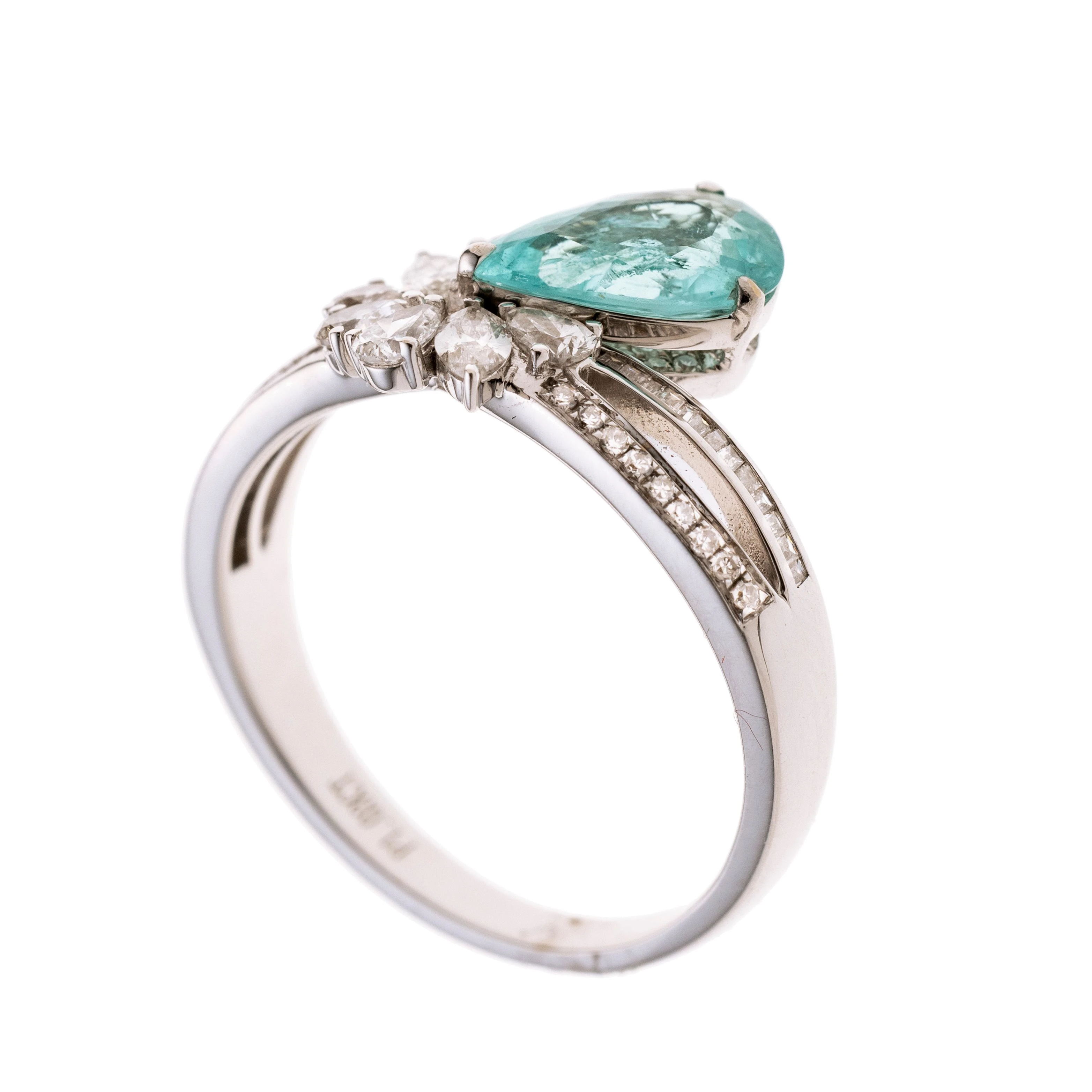 Ein tropfenförmiger Turmalin unterlegt mit Diamanten (ca. 17 je ca. 0.005 ct) und an der Spitze gerahmt von fünf tropfenförmigen Diamanten (je ca. 0.05 ct) und zwei im Marquise-Schliff (je ca. 0.07 ct) Die Ringschultern sind gespalten und je besetzt mit einer Reihe Diamantenbaguetten (insg. 26 je ca. 0.005 ct) und Achtkantdiamanten (insg. 18 je ca. 0.005 ct).