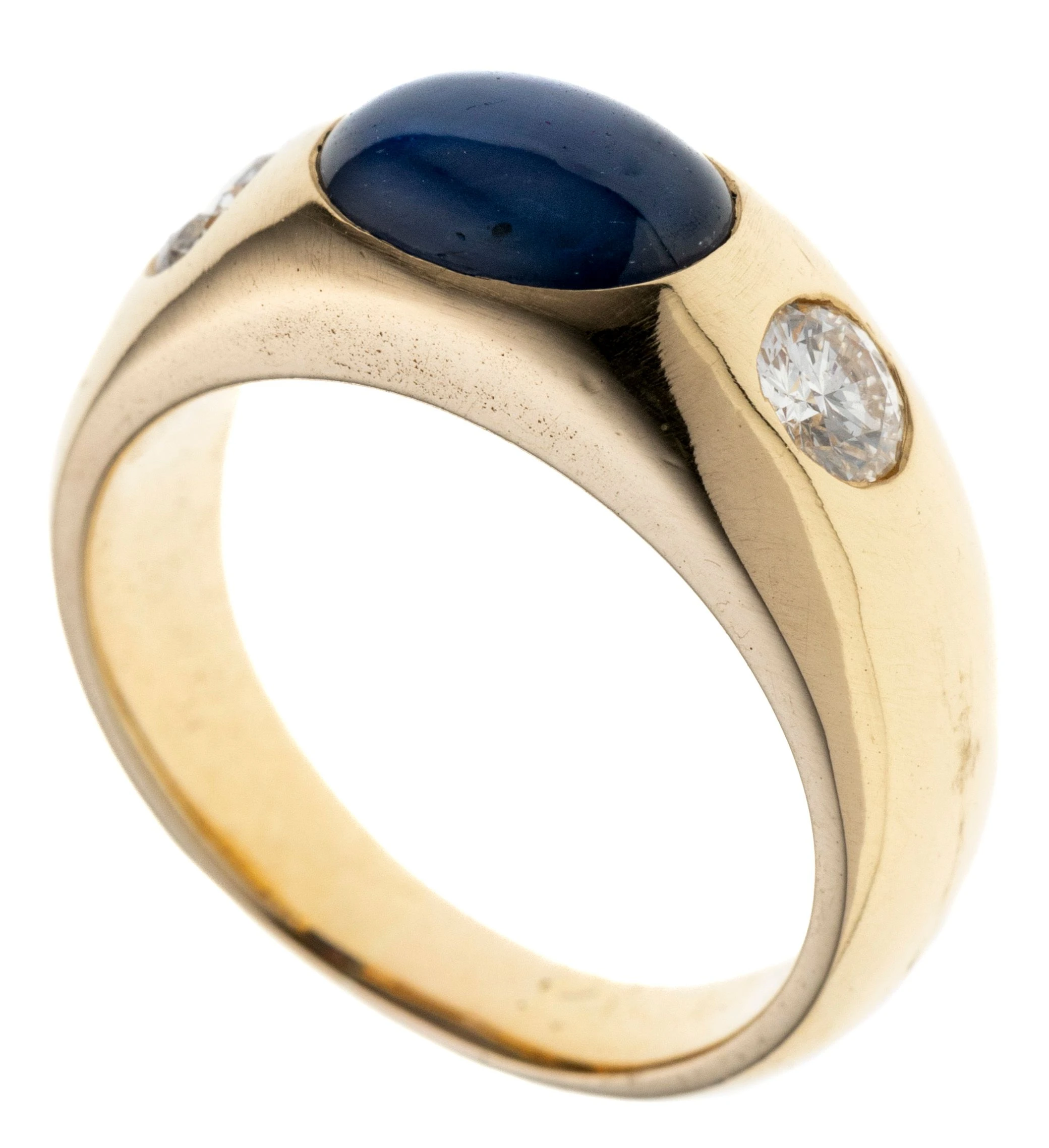 Bandring mit einem Saphir-Cabochon, der von zwei eingeriebenen Brillanten à ca. 0.20 ct. flankiert wird.