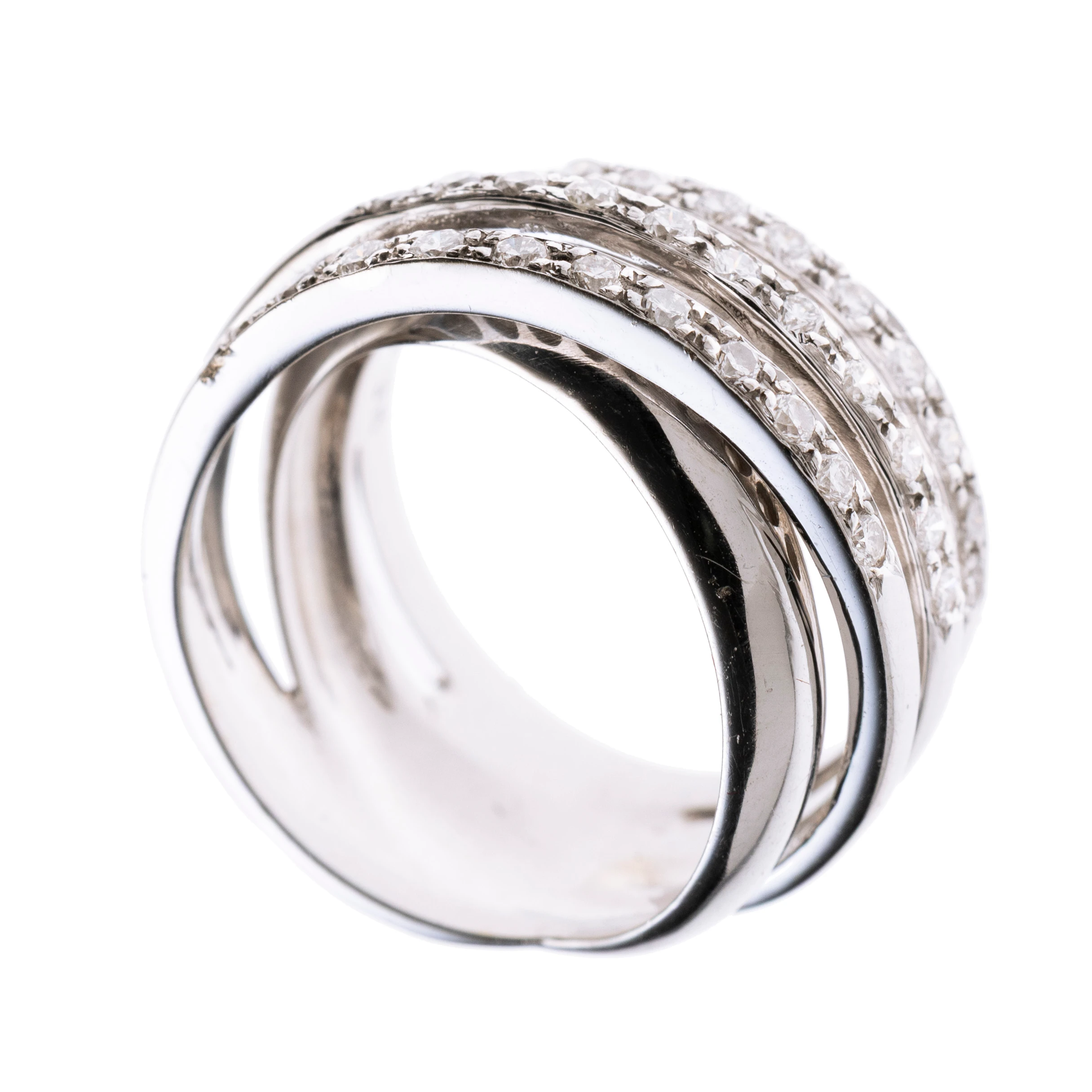 Breiter Brillant-Ring in Wickel-Optik-Designe. Mehrreihiger Crossover Ring aus aus schs Ringschienen die sich organisch überschneiden und an der Unterseite zusammenlaufen. Drei der Schienen sind mit je 11 Brillanten je ca. 0.015 ct in einer feinen Körnerfassung ausgefasst. Signiert "GR".