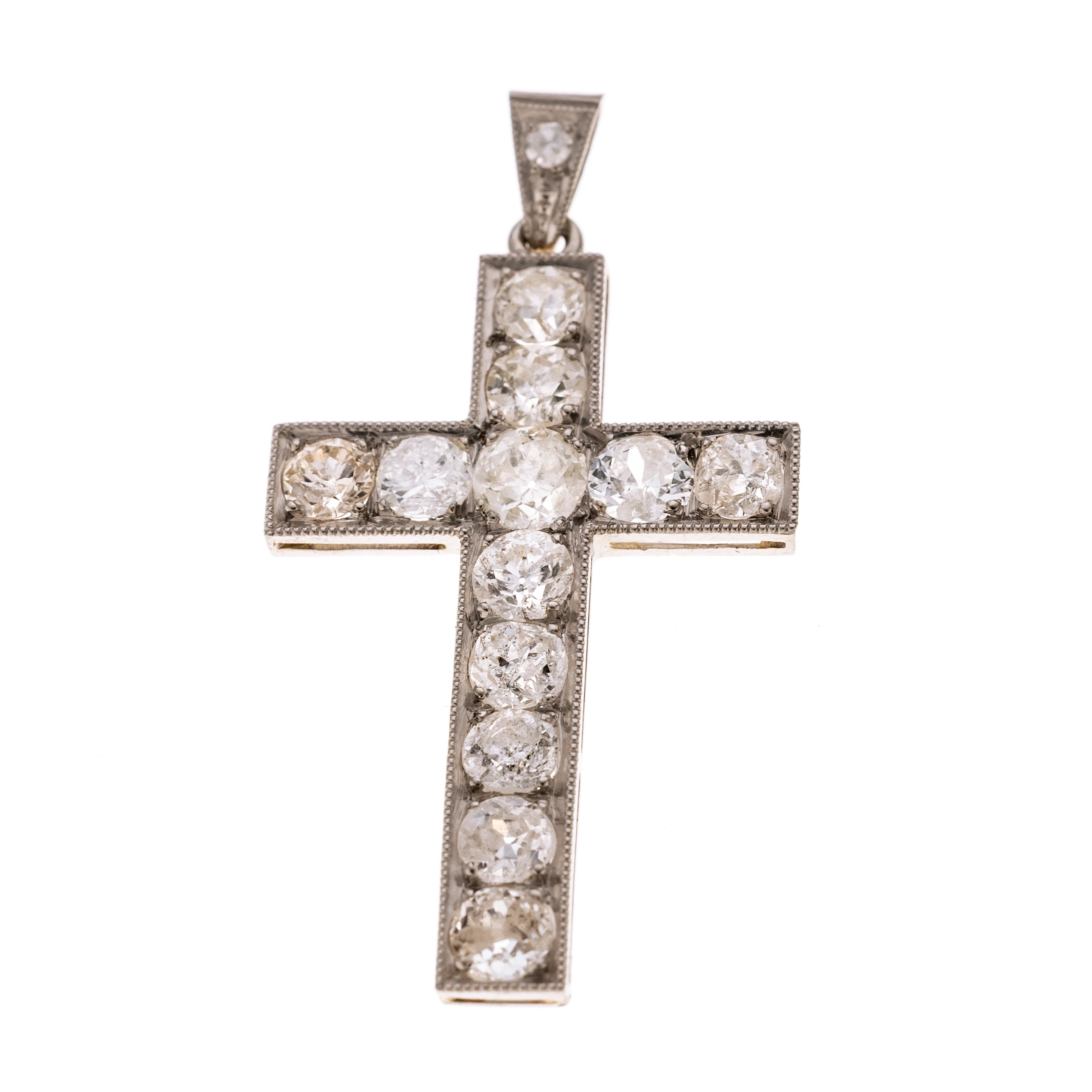 Ein Kreuz ausgefasst mit insgesamt 12 Altschliffdiamanten (MS ca. 0.25 ct.). Der Rand ist Millégriffe verziert. An einer dreieckigen Öse mit einem Achtkantdiamant à ca. 0.02 ct. Länge mit Öse 3,5 cm, Breit 1,9 cm.