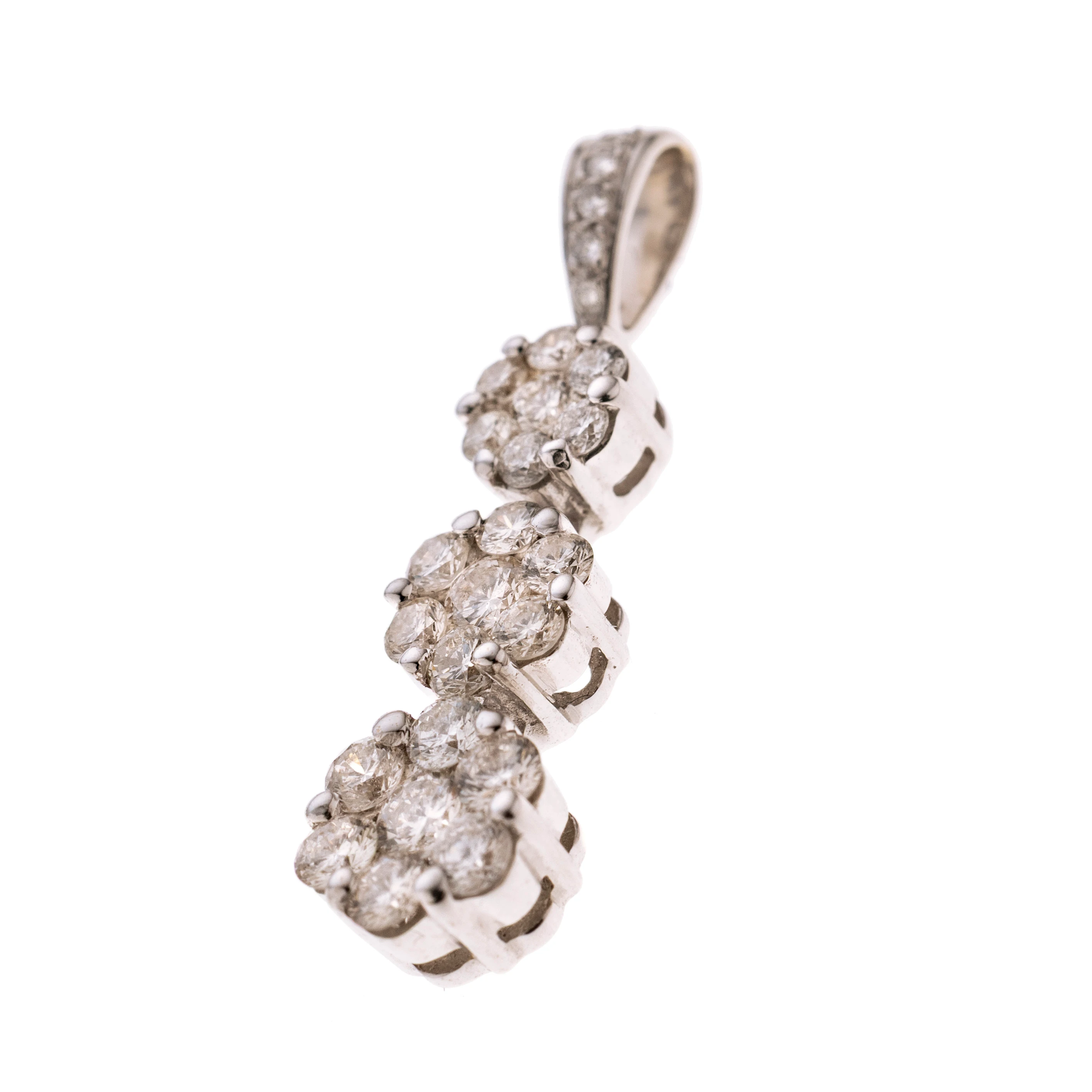 Bestehend aus drei Blüten mit Diamantenbesatz (insgesamt 30) verlaufen horizontal untereinander angeordnet. An einer Öse die 5 Brillanten je ca. 0.005 ct. Länge inkl. Öse 2,3 cm, Breite 5 mm.