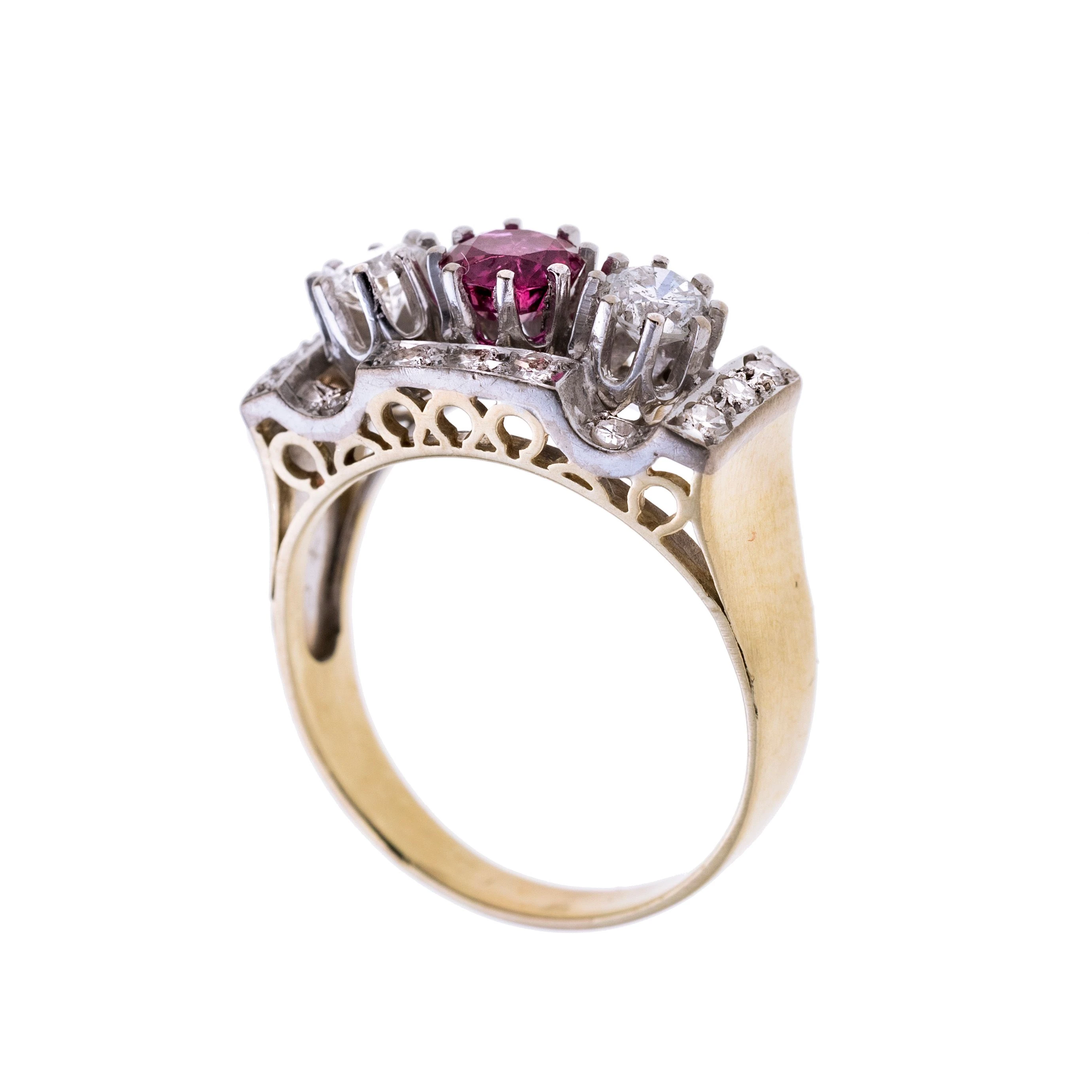 Ein Damenring mit rechteckigem Ringkopf, mittig in einer Reihe und gefasst von je 8 Krappen ein Rubin von ca. 0,6 ct, flankiert von 2 Brillanten von zusammen ca 0,70 ct. Rundum ein Rahmen mit 16 Achtkant-Diamanten von zusammen ca. 0,36 ct