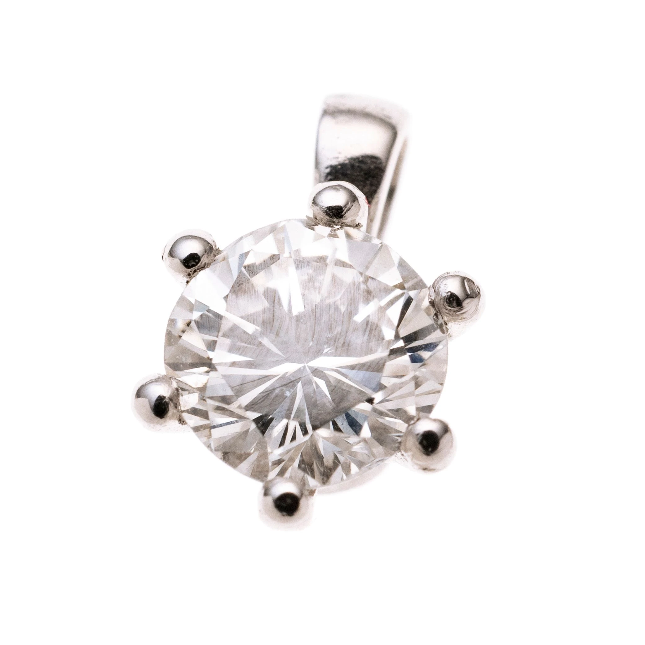 Ein Brillant gefasst in sechs Krappen. Länge mit Öse 9 mm. Handgemacht bei MGM Schmuck
