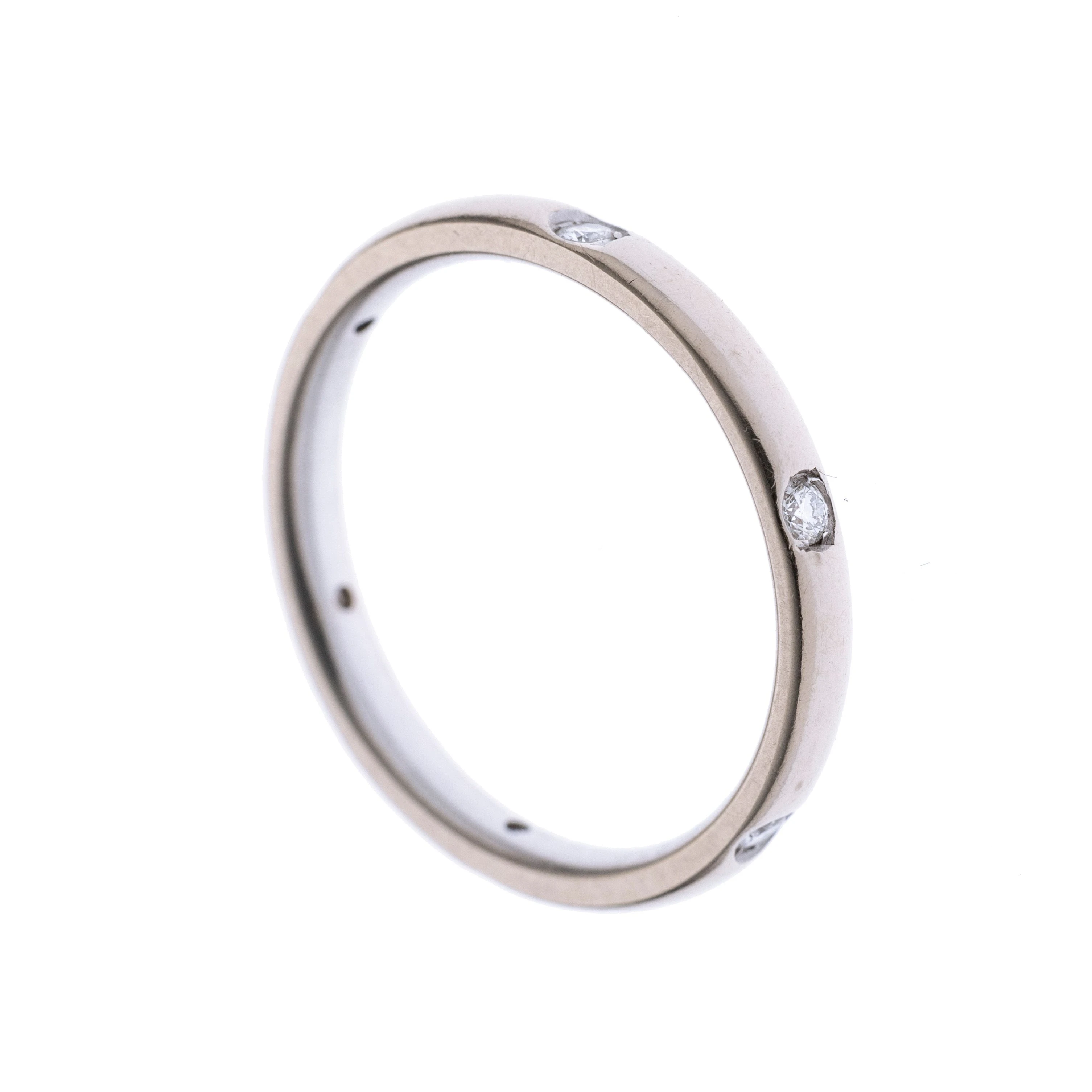 Ein zarter Bandring mit sechs eingeriebenen Diamanten je ca. 0.02 ct. Kollektion Lucciole.
