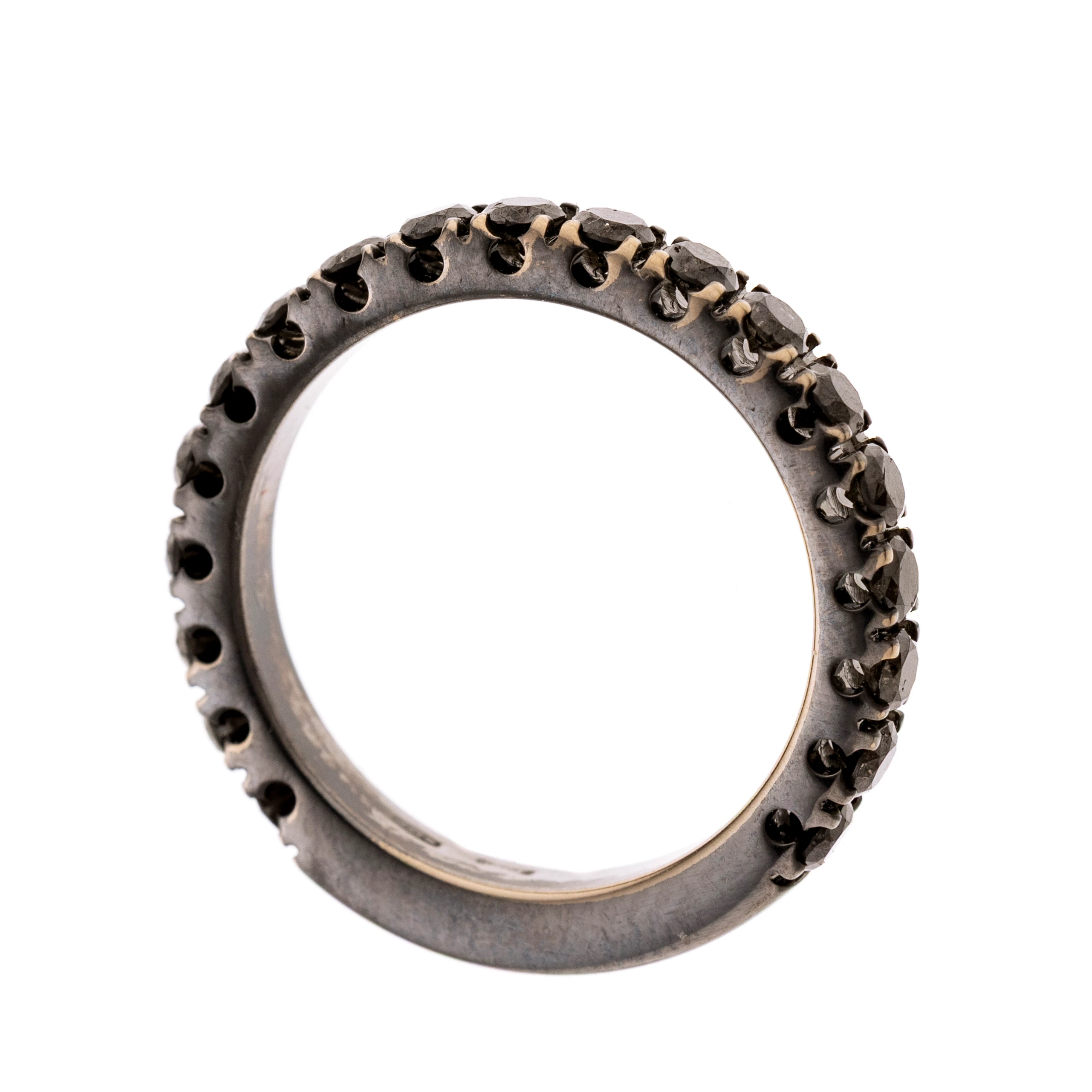 Halbmemoire-Ring mit 19 schwarzen Diamanten.