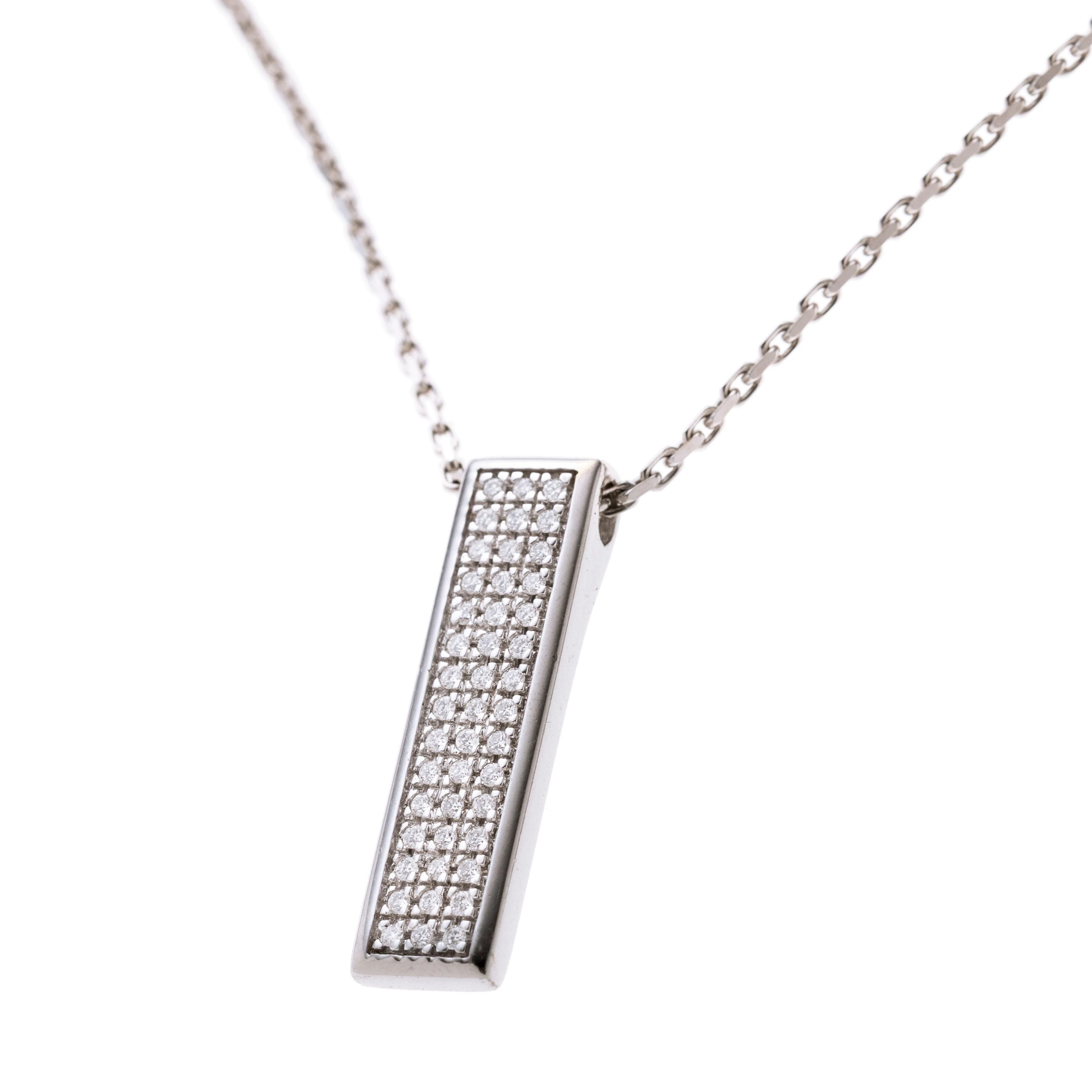 Ein rechteckiger Anhänger besetzt mit insgesamt 45 pavée gesetzten Brillanten je ca. 0.005 ct.