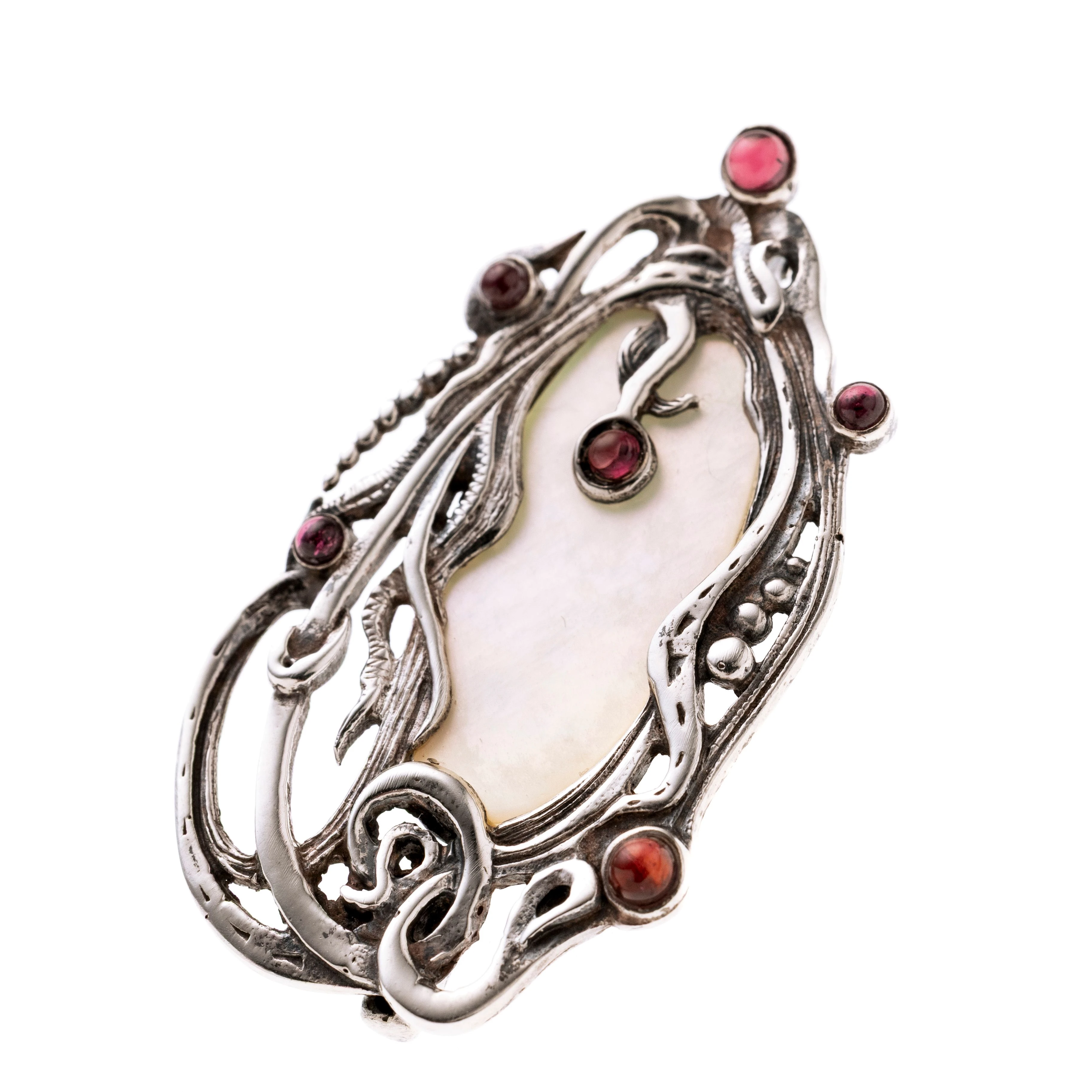 Oval, geschwungen mit mittig Perlmutt und sechs kleinen runden Granat-Cabochons