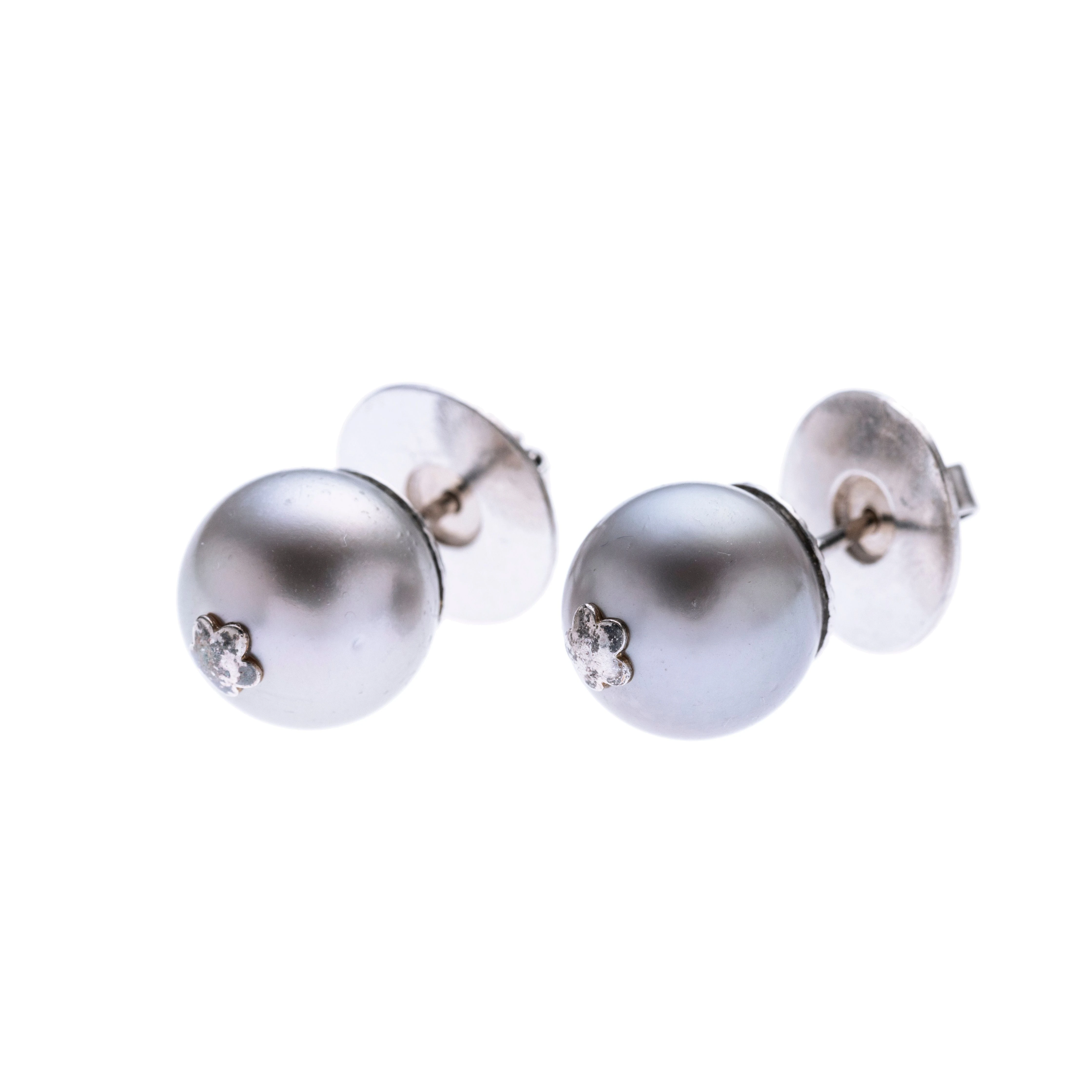 Je eine graue Perle (11 mm) mit Blumenelement in der Mitte