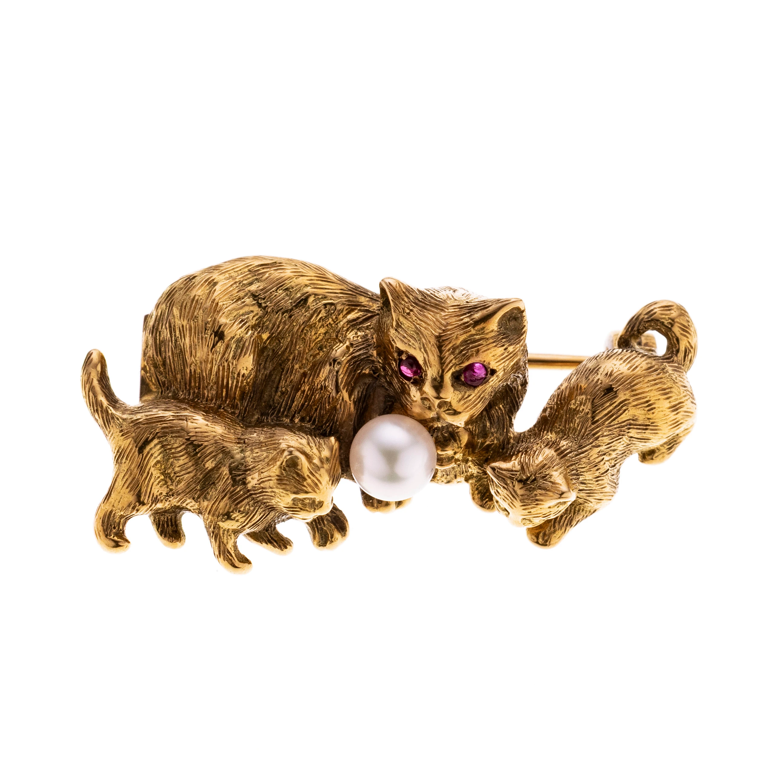 Eine Brosche, die eine Katze mit 2 jungen Kätzchen im Spiel mit einem Ball (Akoyaperle) zeigt.
